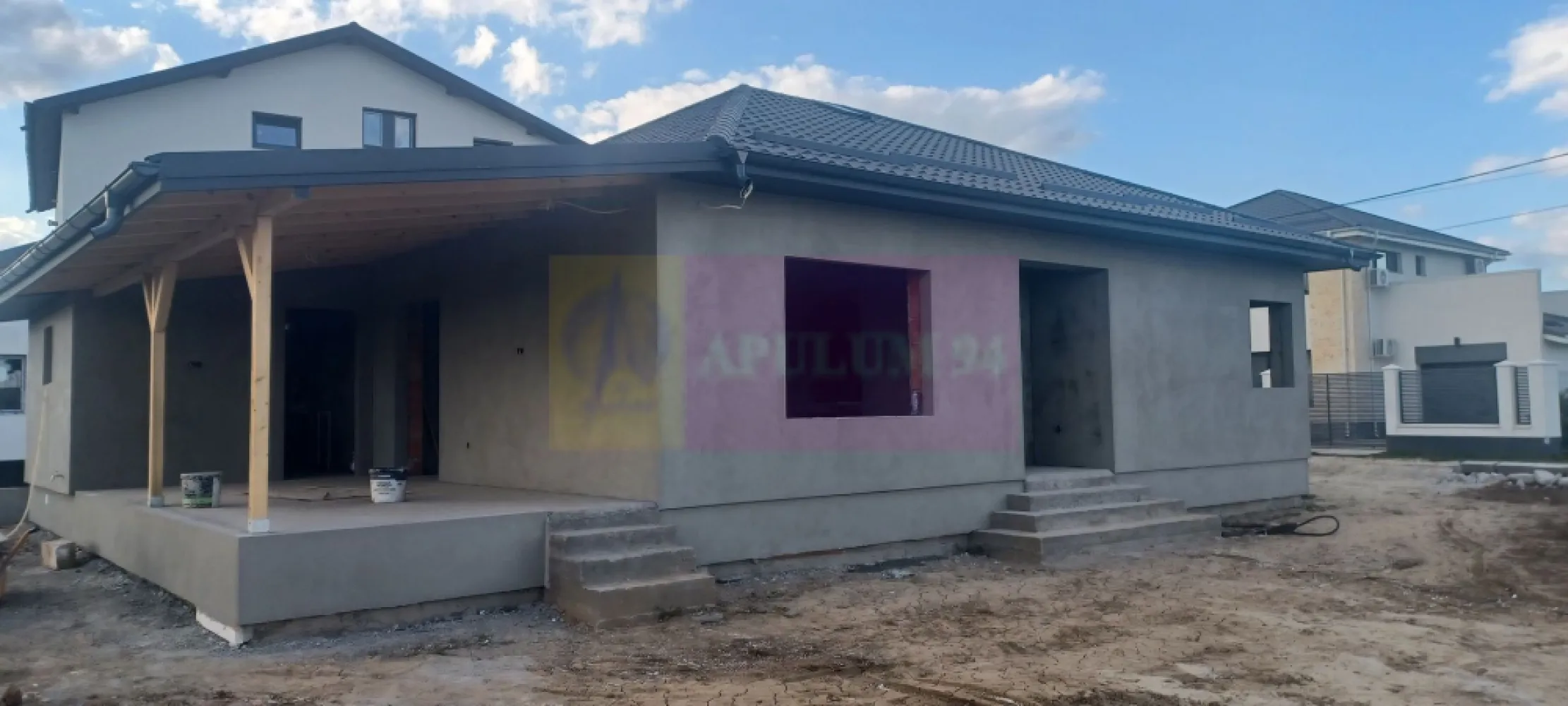 Săbăreni, casă nouă parter 137 mp, curte 400 mp - Casa se află în localitatea Săbăreni, la aproximativ 11 km de Soseaua de centură, la 4 km de A0, cu acces prin Chitila, DN7 și Pădurea Râioasa. Este amplasată intr-o zonă rezidentială nouă, la 200 m de str Principală, ferită de traficul rutier. Casa are structura de rezistență din beton armat si zidărie din cărămidă, fără pereți din rigips. Este alcătuită din living, bucătărie (închisă), 2 dormitoare, 2 băi, hol, cameră tehnică, terasă si pivniță. Casa are placă din beton armat peste parter iar podul este inalt, luminos cu acces pe o scară modulară din hol. Ferestrele sunt Salamander cu geamuri tripan. Finisajele interioare (gresie, faianță, parchet, uși interioare, obiecte sanitare) pot fi alese de cumpărător. Încălzirea locuinței se realizează cu centrală termică pe gaze în condensație și calorifere. Curtea are 400 mp si va fi imprejmuită, cu alee auto și pietonală. Strada este asfaltată. Casa va fi disponibilă in 3 luni. Preț la cheie 135.000 EUR. Nu se plătește comision sau TVA