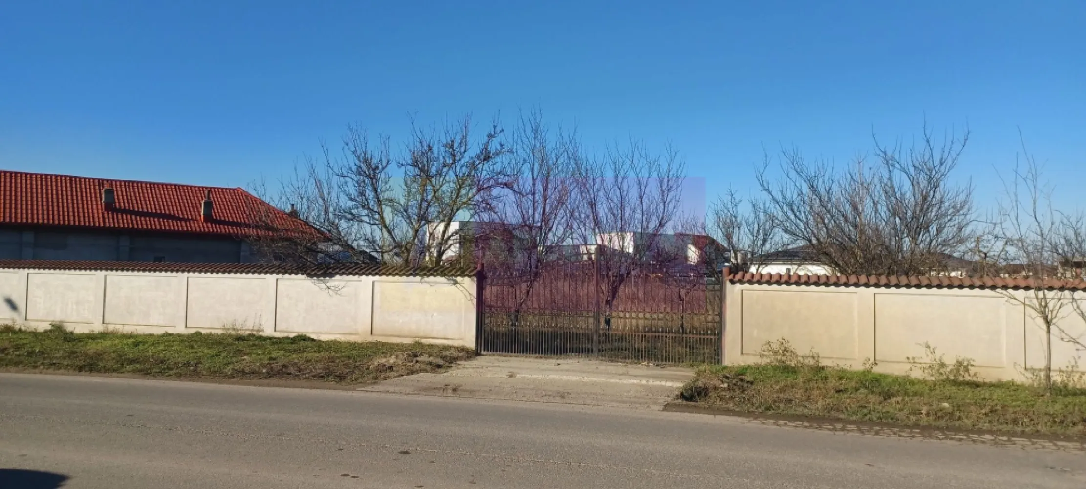 Săbăreni, teren construibil 2040 mp, stradal cu utilităti - Teren intravilan curti-construcții cu suprafața de 2040 mp, situat în Săbăreni, pe DJ602, cu 41 m front stradal.
Destinații potrivite: constructii comerciale sau locuințe. Rețelele de energie electrică si de gaze naturale sunt lângă teren. Preț 117.000 EUR, negociabil. Nu se plătește TVA sau comision