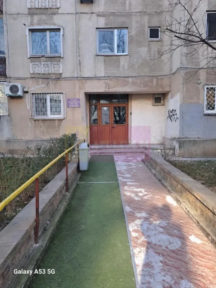 Vanzre apartament 2 camere decomandat Calea Văcărești - Compania Imobiliara Apulum94 va prezinta spre cumparare un apartament de 2 camere in zona Tineretului-Vacaresti. Apartamentul este decomandat, amenajat, mobilat si utilat, aer conditionat in ambele camere, loc de parcare. In proximitate se afla facultatile Dimitrie Cantemir si Nicolae Titulescu, Piata Norilor, Parcul Tineretului, statie de metrou.