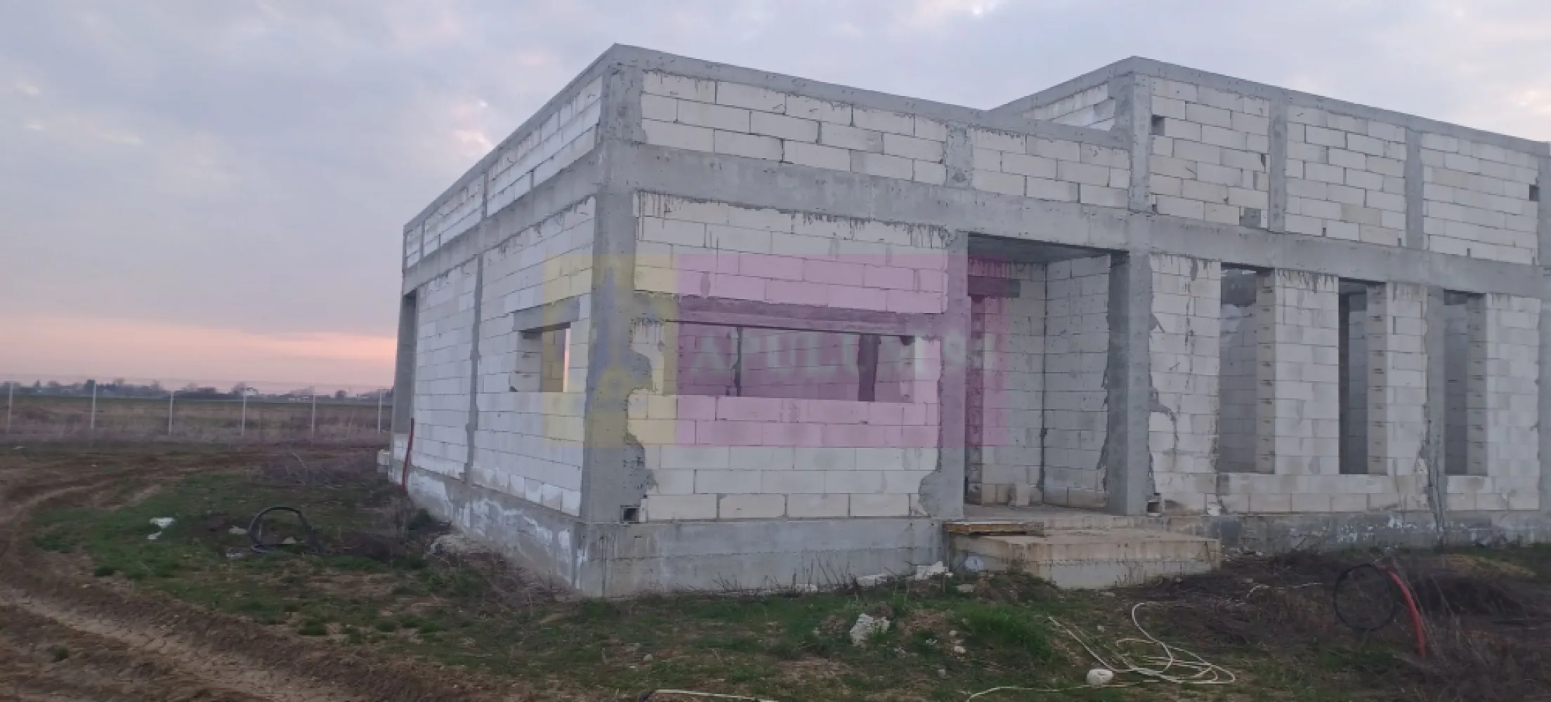 Săbăreni, casă la rosu 116 mp utili, curte 607 mp - Imobilul se află in Săbăreni, în vecinătatea celor 2 păduri, intr-o zonă rezidențială nouă, ferită de traficul rutier.. Casă tip parter, cu fundație și structură din beton armat, cu zidărie din BCA Ytong ce are suprafața construită de 158 mp si suprafața utilă de 116 mp, alcătuită din living 28 mp, bucătarie 13 mp, 3 dormitoare de 17,5mp fiecare, 2 băi, hol, vestibul și terasă acoperită. Incăperrile sunt înalte, vor avea 2,80 m, la final, sunt luminoase, cu ferestre mari. Curtea are 607 mp la care se adaugă o cotă indiviză din drumul de acces ce are 8 m lățime. Casa beneficiază de racorduri pentru energie electrică si pentru gaze naturale. Pretul de vânzare este 49.000 EUR, cu TVA inclus