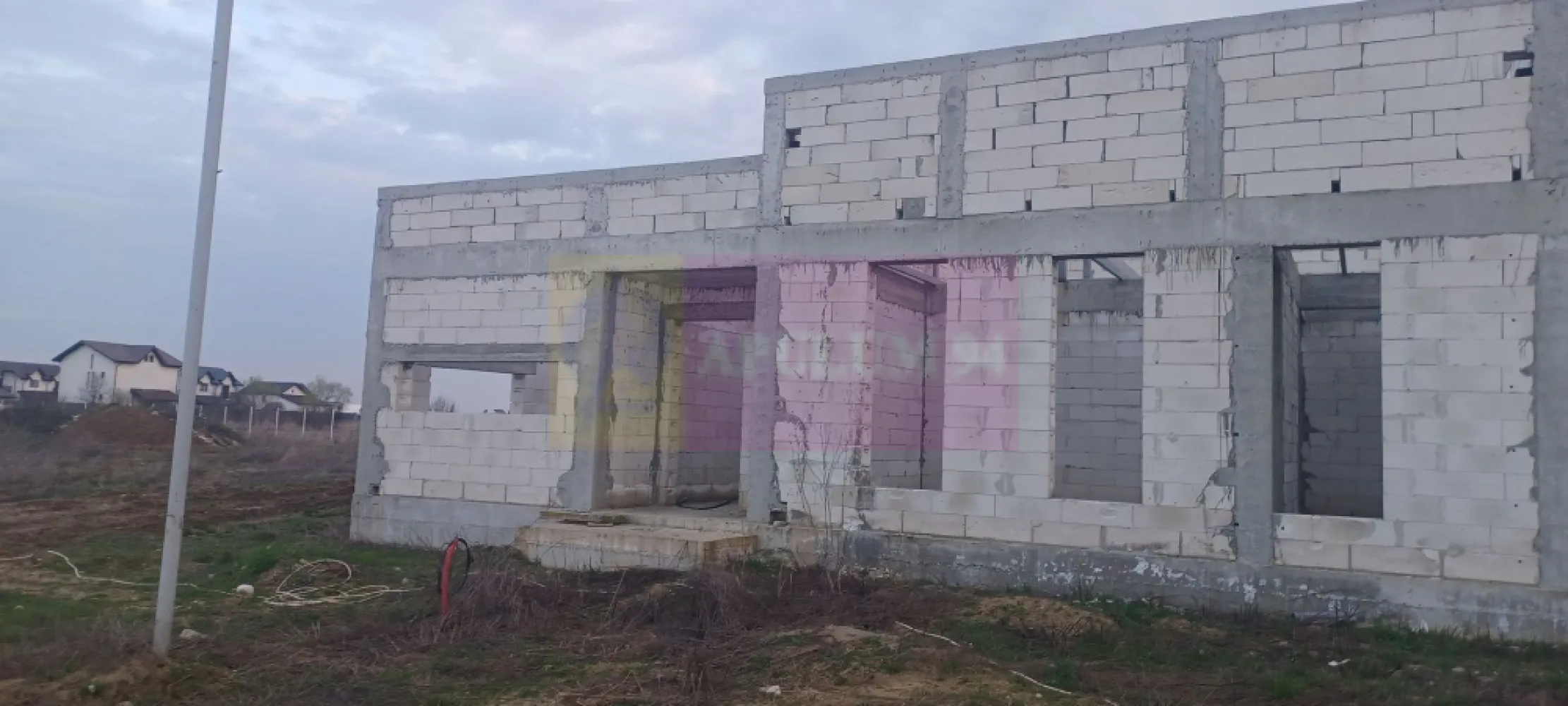 Săbăreni, casă la rosu 116 mp utili, curte 607 mp - Imobilul se află in Săbăreni, în vecinătatea celor 2 păduri, intr-o zonă rezidențială nouă, ferită de traficul rutier.. Casă tip parter, cu fundație și structură din beton armat, cu zidărie din BCA Ytong ce are suprafața construită de 158 mp si suprafața utilă de 116 mp, alcătuită din living 28 mp, bucătarie 13 mp, 3 dormitoare de 17,5mp fiecare, 2 băi, hol, vestibul și terasă acoperită. Incăperrile sunt înalte, vor avea 2,80 m, la final, sunt luminoase, cu ferestre mari. Curtea are 607 mp la care se adaugă o cotă indiviză din drumul de acces ce are 8 m lățime. Casa beneficiază de racorduri pentru energie electrică si pentru gaze naturale. Pretul de vânzare este 49.000 EUR, cu TVA inclus