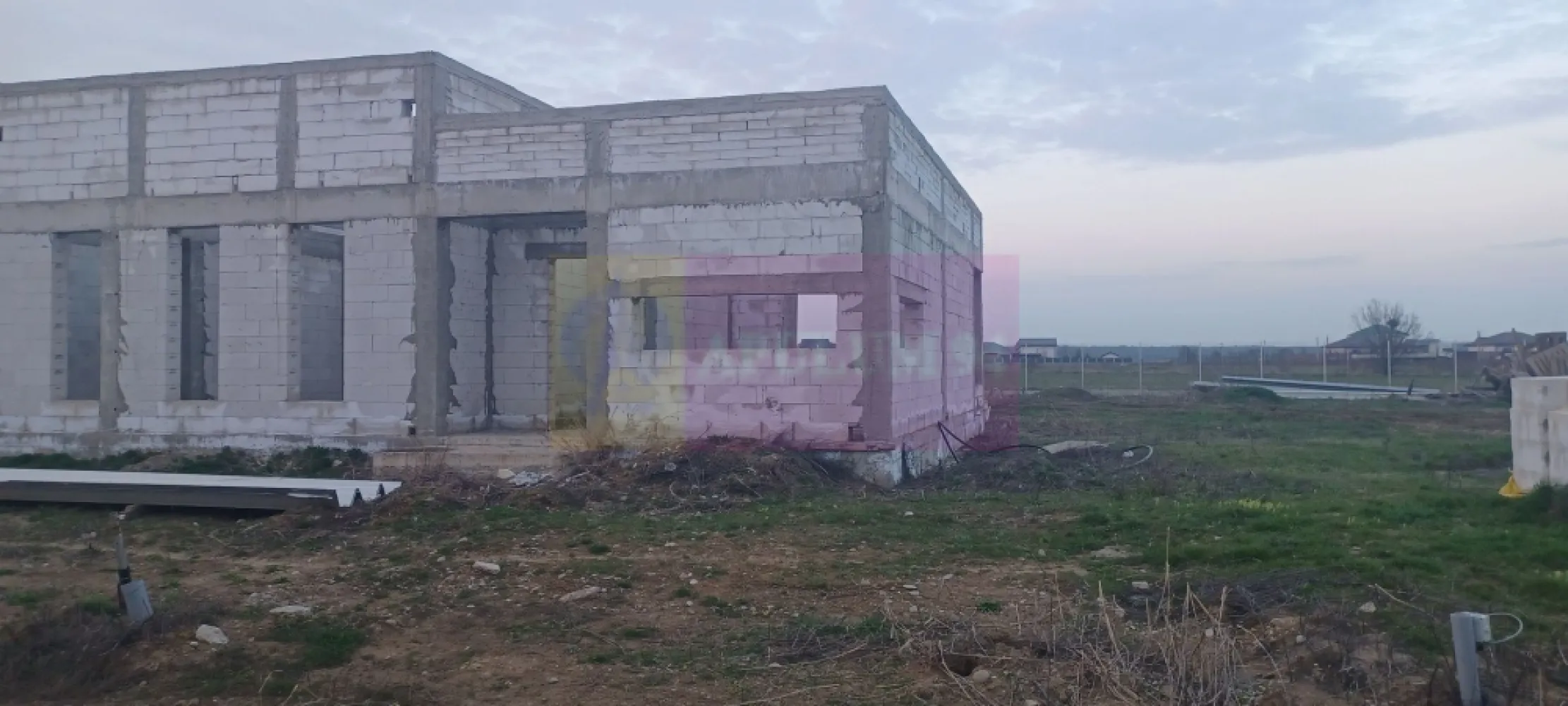 Săbăreni, casă la rosu 116 mp utili, curte 607 mp - Imobilul se află in Săbăreni, în vecinătatea celor 2 păduri, intr-o zonă rezidențială nouă, ferită de traficul rutier.. Casă tip parter, cu fundație și structură din beton armat, cu zidărie din BCA Ytong ce are suprafața construită de 158 mp si suprafața utilă de 116 mp, alcătuită din living 28 mp, bucătarie 13 mp, 3 dormitoare de 17,5mp fiecare, 2 băi, hol, vestibul și terasă acoperită. Incăperrile sunt înalte, vor avea 2,80 m, la final, sunt luminoase, cu ferestre mari. Curtea are 607 mp la care se adaugă o cotă indiviză din drumul de acces ce are 8 m lățime. Casa beneficiază de racorduri pentru energie electrică si pentru gaze naturale. Pretul de vânzare este 49.000 EUR, cu TVA inclus
