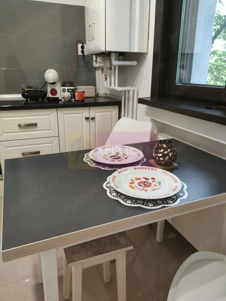 Vanzare garsoniera 13 Septembrie-Drumul Sarii - Compania Imobiliara Apulum94 va prezinta spre cumparare o garsoniera amplasata in zona Drumul sarii. Garsoniera este decomandată, amena jata complet cu gresie, faianta, parchet din lemn masiv, termopan, usa metalica la intrare, centrala temica. Usile din interior sunt noi, din lemn. Exista si boxa la subsol in proprietate Blocul este foarte solid, foarte curat, cu locatari civilizati. In proximitate se afla scoli, licee, gradinite, transport public