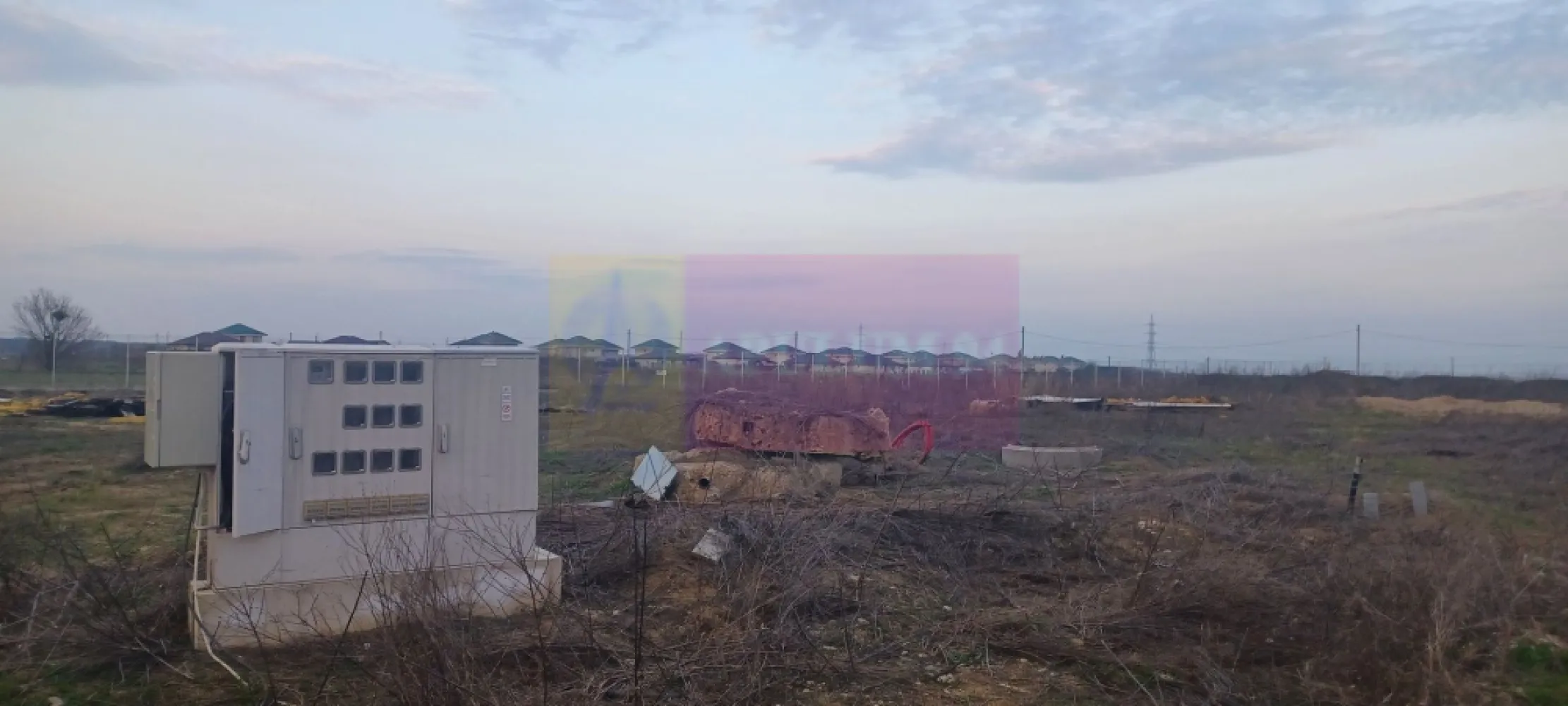 Săbăreni, teren curti-constructii 610 mp cu utilităti - Terenul se află in localitatea Săbăreni, la 4-5 km de A0, in vecinătatea celor 2 păduri, într-o zonă rezidentială nouă, ferită de traficul rutier. Are suprafața de 610 mp la care se adaugă o cotă indiviză din drumul de acces (de 8 m lățime). Terenul este intravilan curti - construcții si are racordurile trase pentru gaze si curent. Mai trebuiesc doar branșamentele. Se pot cumpăra 2 sau 3 loturi învecinate. Pretul este 25.000 EUR/lot. Nu se plătește comision