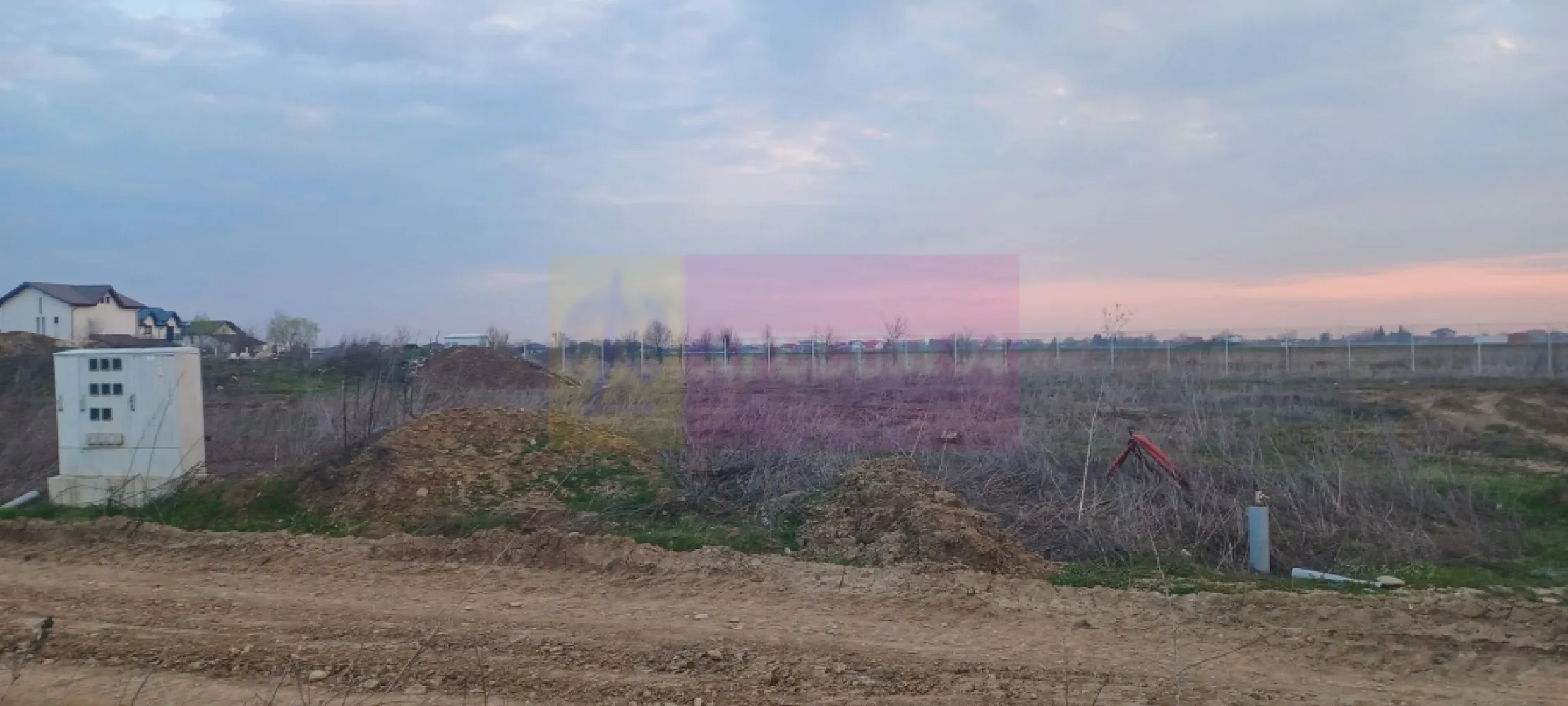 Săbăreni, teren curti-constructii 610 mp cu utilităti - Terenul se află in localitatea Săbăreni, la 4-5 km de A0, in vecinătatea celor 2 păduri, într-o zonă rezidentială nouă, ferită de traficul rutier. Are suprafața de 610 mp la care se adaugă o cotă indiviză din drumul de acces (de 8 m lățime). Terenul este intravilan curti - construcții si are racordurile trase pentru gaze si curent. Mai trebuiesc doar branșamentele. Se pot cumpăra 2 sau 3 loturi învecinate. Pretul este 25.000 EUR/lot. Nu se plătește comision