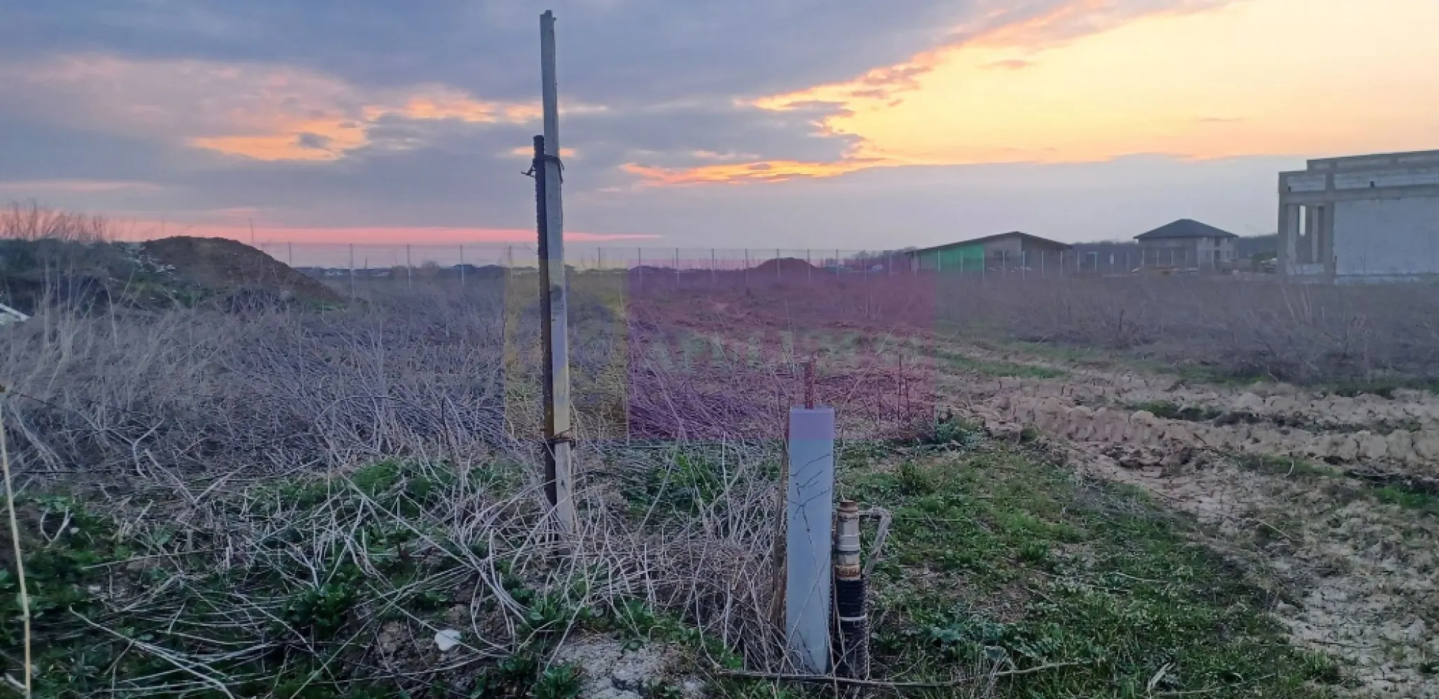 Săbăreni, teren curti-constructii 610 mp cu utilităti - Terenul se află in localitatea Săbăreni, la 4-5 km de A0, in vecinătatea celor 2 păduri, într-o zonă rezidentială nouă, ferită de traficul rutier. Are suprafața de 610 mp la care se adaugă o cotă indiviză din drumul de acces (de 8 m lățime). Terenul este intravilan curti - construcții si are racordurile trase pentru gaze si curent. Mai trebuiesc doar branșamentele. Se pot cumpăra 2 sau 3 loturi învecinate. Pretul este 25.000 EUR/lot. Nu se plătește comision