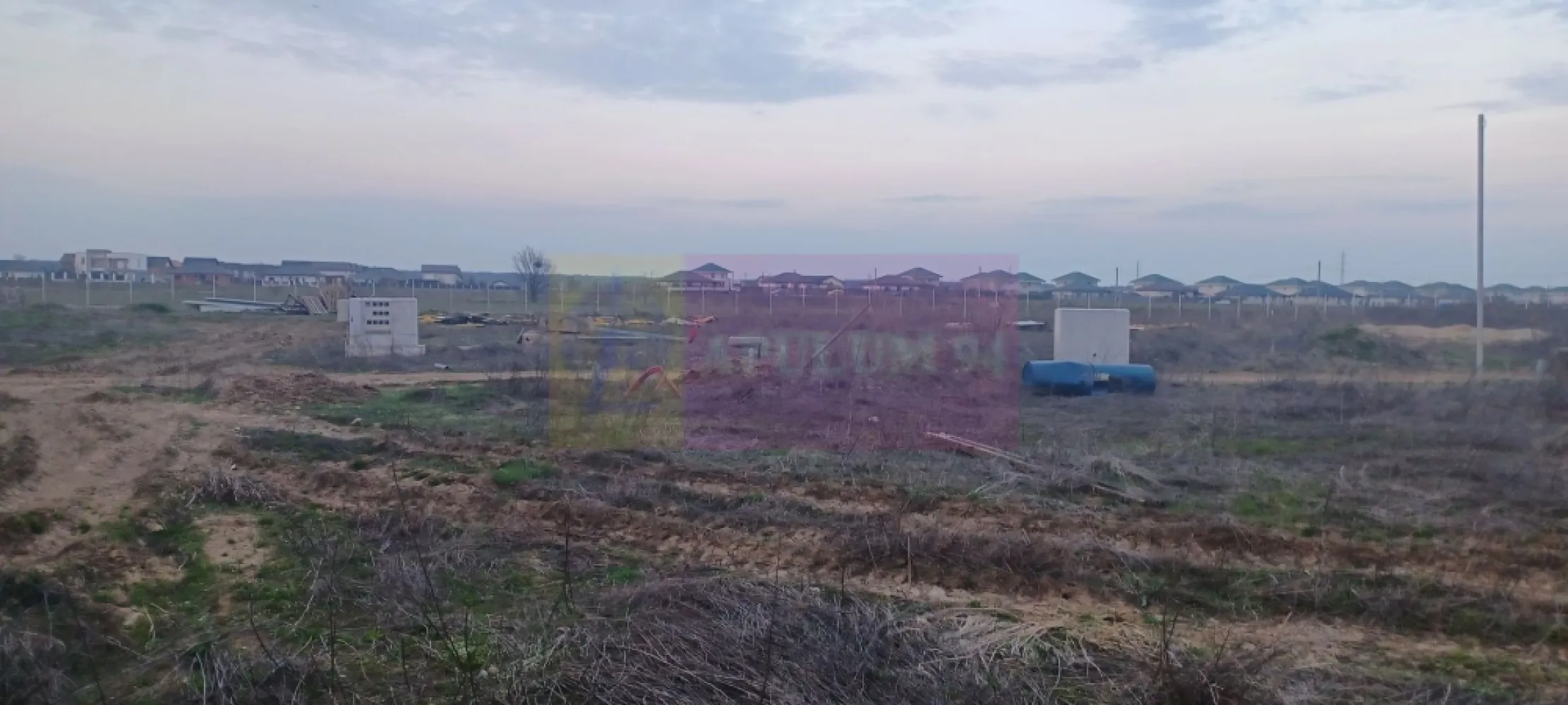 Săbăreni, teren curti-constructii 610 mp cu utilităti - Terenul se află in localitatea Săbăreni, la 4-5 km de A0, in vecinătatea celor 2 păduri, într-o zonă rezidentială nouă, ferită de traficul rutier. Are suprafața de 610 mp la care se adaugă o cotă indiviză din drumul de acces (de 8 m lățime). Terenul este intravilan curti - construcții si are racordurile trase pentru gaze si curent. Mai trebuiesc doar branșamentele. Se pot cumpăra 2 sau 3 loturi învecinate. Pretul este 25.000 EUR/lot. Nu se plătește comision