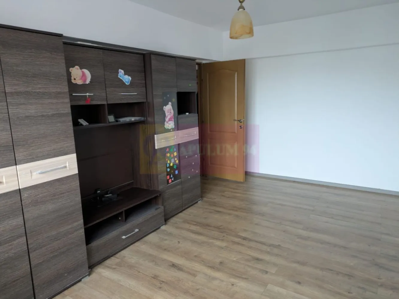 Vanzare apartament Dristor-Mihai Bravu-Kaufland - Compania Imobiliara Apulum94 va propune spre cumparare un apartament de 2 camere, spatios si luminos, decomandat, amenajat cu gresie, faianta, parchet, termopan, situat in zona Dristor la etajul 8 al unui bloc cu 10 etsje. Blocul reabilitat termic a fost construit in anul 1984. Apartamentul are o suprafata totala de 54,22 mp. In imediata apropiere se afla hypermarket-ul Kaufland Mihai Bravu, spatii comerciale, scoli, gradinite, cca 7 minute de mers pe jos pana la metrou.