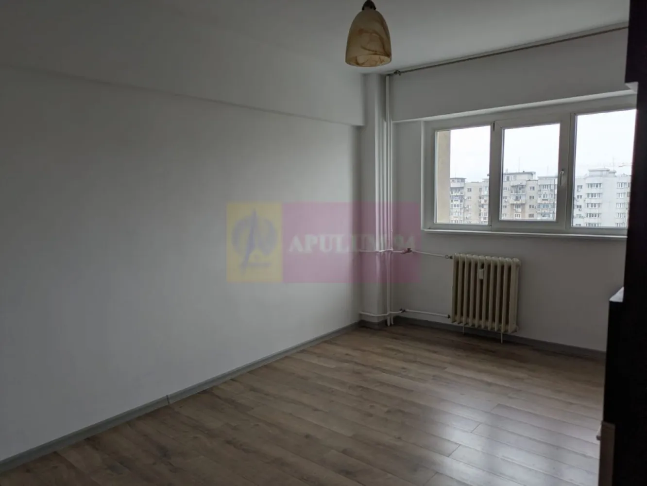 Vanzare apartament Dristor-Mihai Bravu-Kaufland - Compania Imobiliara Apulum94 va propune spre cumparare un apartament de 2 camere, spatios si luminos, decomandat, amenajat cu gresie, faianta, parchet, termopan, situat in zona Dristor la etajul 8 al unui bloc cu 10 etsje. Blocul reabilitat termic a fost construit in anul 1984. Apartamentul are o suprafata totala de 54,22 mp. In imediata apropiere se afla hypermarket-ul Kaufland Mihai Bravu, spatii comerciale, scoli, gradinite, cca 7 minute de mers pe jos pana la metrou.