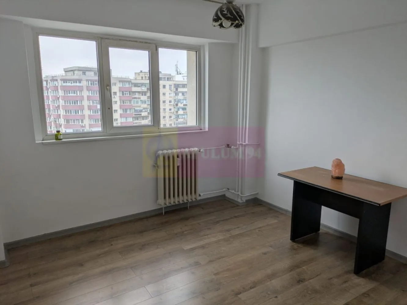 Vanzare apartament Dristor-Mihai Bravu-Kaufland - Compania Imobiliara Apulum94 va propune spre cumparare un apartament de 2 camere, spatios si luminos, decomandat, amenajat cu gresie, faianta, parchet, termopan, situat in zona Dristor la etajul 8 al unui bloc cu 10 etsje. Blocul reabilitat termic a fost construit in anul 1984. Apartamentul are o suprafata totala de 54,22 mp. In imediata apropiere se afla hypermarket-ul Kaufland Mihai Bravu, spatii comerciale, scoli, gradinite, cca 7 minute de mers pe jos pana la metrou.