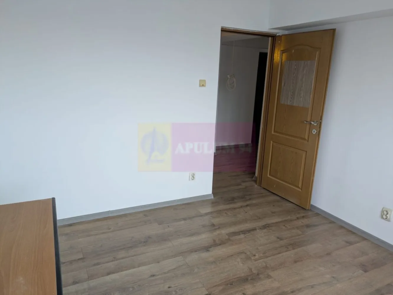 Vanzare apartament Dristor-Mihai Bravu-Kaufland - Compania Imobiliara Apulum94 va propune spre cumparare un apartament de 2 camere, spatios si luminos, decomandat, amenajat cu gresie, faianta, parchet, termopan, situat in zona Dristor la etajul 8 al unui bloc cu 10 etsje. Blocul reabilitat termic a fost construit in anul 1984. Apartamentul are o suprafata totala de 54,22 mp. In imediata apropiere se afla hypermarket-ul Kaufland Mihai Bravu, spatii comerciale, scoli, gradinite, cca 7 minute de mers pe jos pana la metrou.