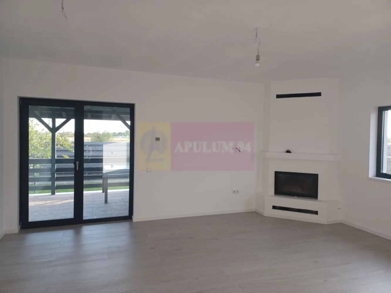 Casă 4 camere 162 mp, 115 utili, curte 505 mp, Săbăreni - Imobilul se află in localitatea Săbăreni, în apropierea celor 2 păduri, într-o zonă rezidențială nouă, ferită de traficul rutier, la aproximativ 170 m de strada Principală, DJ 602. Este o casă tip parter, cu structura de rezistență din beton armat și zidărie din căramidă, tencuită atât pe interior cât si pe exterior, peste care s-a aplicat polistiren de 150 mm cu EPS 80 si tencuiala decorativă siliconată Kober. Casa este acoperită cu țiglă metalică mată, ferestrele sunt Salamander cu geamuri tripan. Casa are placă din beton armat peste parter, podul este înalt (2,20 m la coamă), izolat termic cu celuloză, cu fereastră tip Velux. Locuința beneficiază de încălzire în pardoseală, centrală termică pe gaze în condensație. Finisajele interioare pot fi alese de cumpărător, intr-un anumit buget convenit cu vânzatorul. Casa are living, bucătărie (18 mp), 3 dormitoare, 2 băi, dresing, hol, cameră tehnică, pivniță si terasă acoperită. Imaginile din prezentare sunt de la o casă vândută. Termen de finalizare, la cheie: 2 luni. Pret 155.000 EUR, cu TVA 21% inclus. Nu se plătește comision.