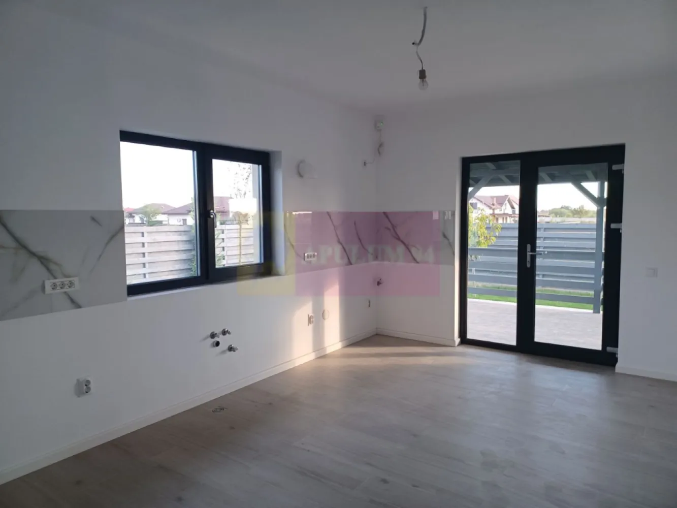 Casă 4 camere 162 mp, 115 utili, curte 505 mp, Săbăreni - Imobilul se află in localitatea Săbăreni, în apropierea celor 2 păduri, într-o zonă rezidențială nouă, ferită de traficul rutier, la aproximativ 170 m de strada Principală, DJ 602. Este o casă tip parter, cu structura de rezistență din beton armat și zidărie din căramidă, tencuită atât pe interior cât si pe exterior, peste care s-a aplicat polistiren de 150 mm cu EPS 80 si tencuiala decorativă siliconată Kober. Casa este acoperită cu țiglă metalică mată, ferestrele sunt Salamander cu geamuri tripan. Casa are placă din beton armat peste parter, podul este înalt (2,20 m la coamă), izolat termic cu celuloză, cu fereastră tip Velux. Locuința beneficiază de încălzire în pardoseală, centrală termică pe gaze în condensație. Finisajele interioare pot fi alese de cumpărător, intr-un anumit buget convenit cu vânzatorul. Casa are living, bucătărie (18 mp), 3 dormitoare, 2 băi, dresing, hol, cameră tehnică, pivniță si terasă acoperită. Imaginile din prezentare sunt de la o casă vândută. Termen de finalizare, la cheie: 2 luni. Pret 155.000 EUR, cu TVA 21% inclus. Nu se plătește comision.