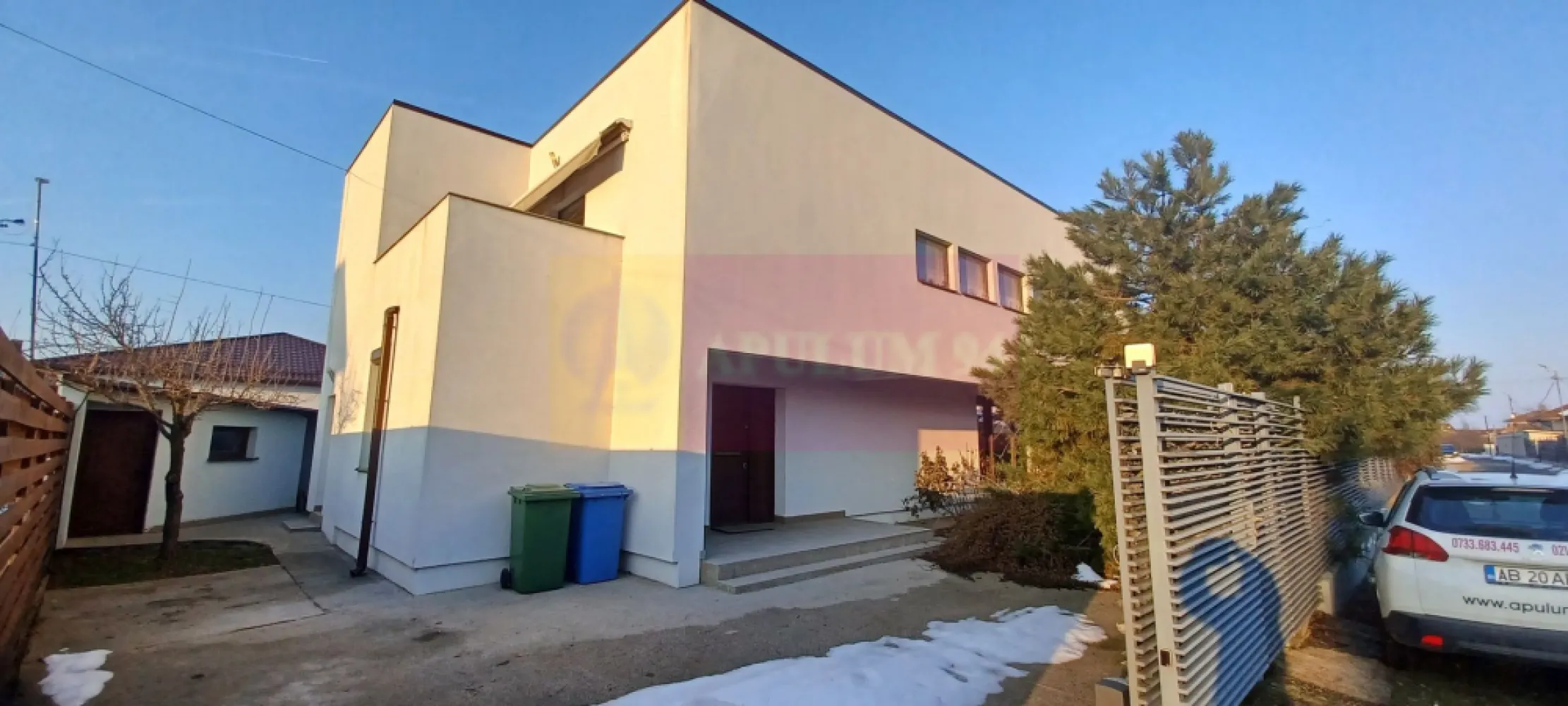 Săbăreni, vilă 210 mp utili, teren 508 mp, la 12 km de Bucuresti - Imobilul se află în localitatea Săbăreni, într-o zonă rezidentială nouă, ferită de traficul rutier. Vilă p+1, stil mediteranean, cu încăperi mari si luminoase, eficient compartimentată. Cu instalatii si finisaje de calitate superioară. Are încălzire în pardoseală. Este mobilată si utilată și poate fi disponibilă imediat. Merită vazută! Pret 235.000 EUR, negociabil. Nu se plătește TVA. Comision 0.
