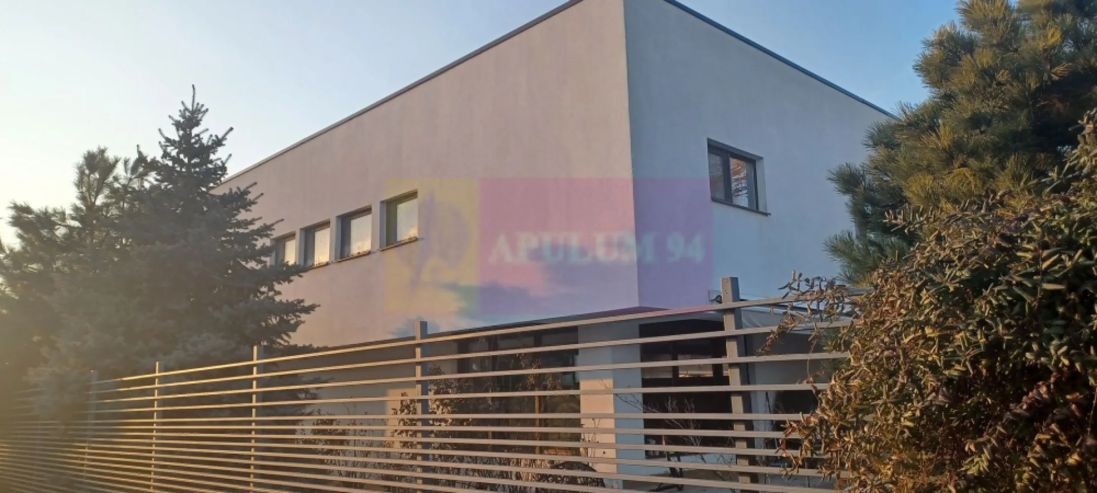 Săbăreni, vilă 210 mp utili, teren 508 mp, la 12 km de Bucuresti - Imobilul se află în localitatea Săbăreni, într-o zonă rezidentială nouă, ferită de traficul rutier. Vilă p+1, stil mediteranean, cu încăperi mari si luminoase, eficient compartimentată. Cu instalatii si finisaje de calitate superioară. Are încălzire în pardoseală. Este mobilată si utilată și poate fi disponibilă imediat. Merită vazută! Pret 235.000 EUR, negociabil. Nu se plătește TVA. Comision 0.