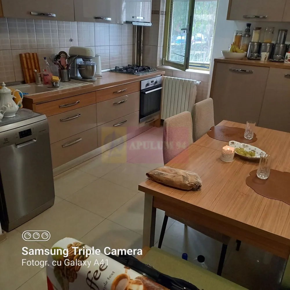 Vanzare apartament 2 camere Nerva Traian-adiacent - Vanzare apartament 2 camere- zona Nerva Traian, parter, decomandat, bucatarie open space, amenajat cu gresie, faianta, parchet, termopan, usa metalica, 59 mp, bloc din din 1990, reabilitat termic in 2022 Usile interioare si caloriferele au fost inlocuite. Amplasarea in zona centrala faciliteaza accesul imediat catre toate marile bulevarde ale Bucurestiului, precum: Bulevardul Unirii, Decebal, Nerva Traian, Mircea Voda. Se vinde cu bucataria mobilata
