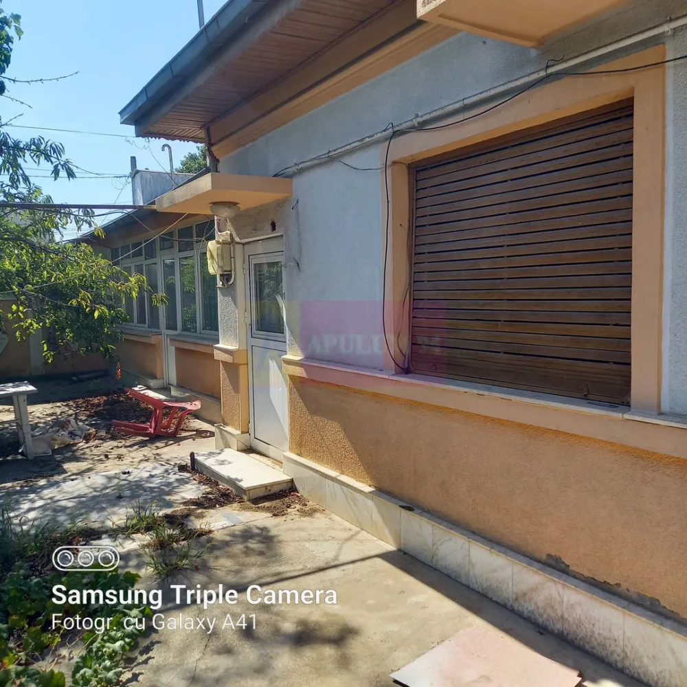 Vanzare teren Fundeni, sector 2 - Compania Imobiliara Apulum94 va ofera spre cumparare un teren aflat in zona Fundeni, sector 2. Terenul are o suprafata de 740mp, deschidere 16m. Pe teren se afla o casa demolabila/renovabila cu o suprafata de 149mp, cu toate utilitatile: apa, gaze, canalizare, curent..