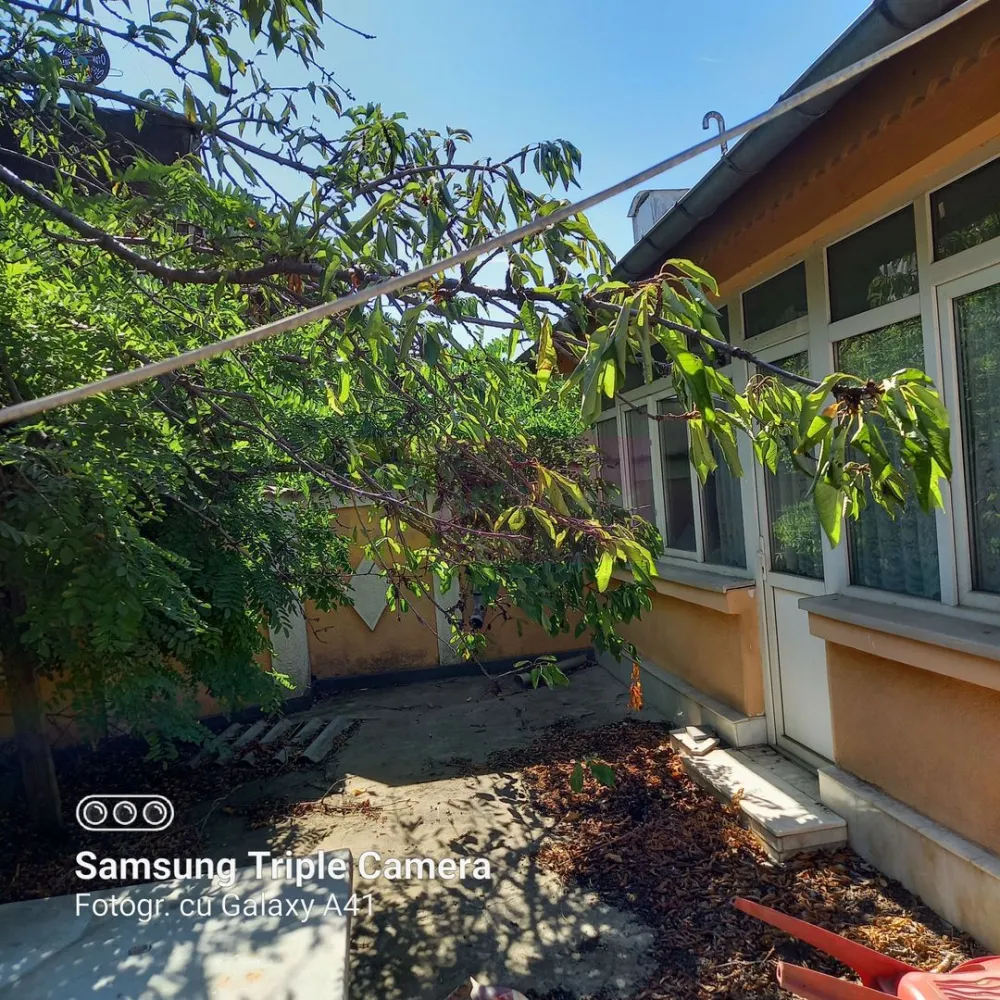 Vanzare teren Fundeni, sector 2 - Compania Imobiliara Apulum94 va ofera spre cumparare un teren aflat in zona Fundeni, sector 2. Terenul are o suprafata de 740mp, deschidere 16m. Pe teren se afla o casa demolabila/renovabila cu o suprafata de 149mp, cu toate utilitatile: apa, gaze, canalizare, curent..