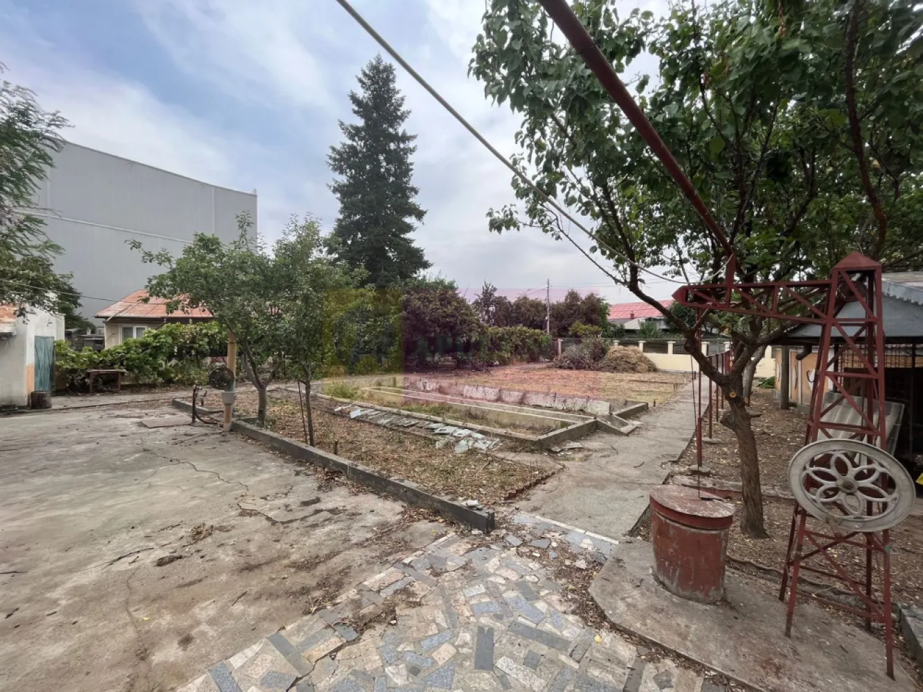 Vanzare teren Fundeni, sector 2 - Compania Imobiliara Apulum94 va ofera spre cumparare un teren aflat in zona Fundeni, sector 2. Terenul are o suprafata de 740mp, deschidere 16m. Pe teren se afla o casa demolabila/renovabila cu o suprafata de 149mp, cu toate utilitatile: apa, gaze, canalizare, curent..