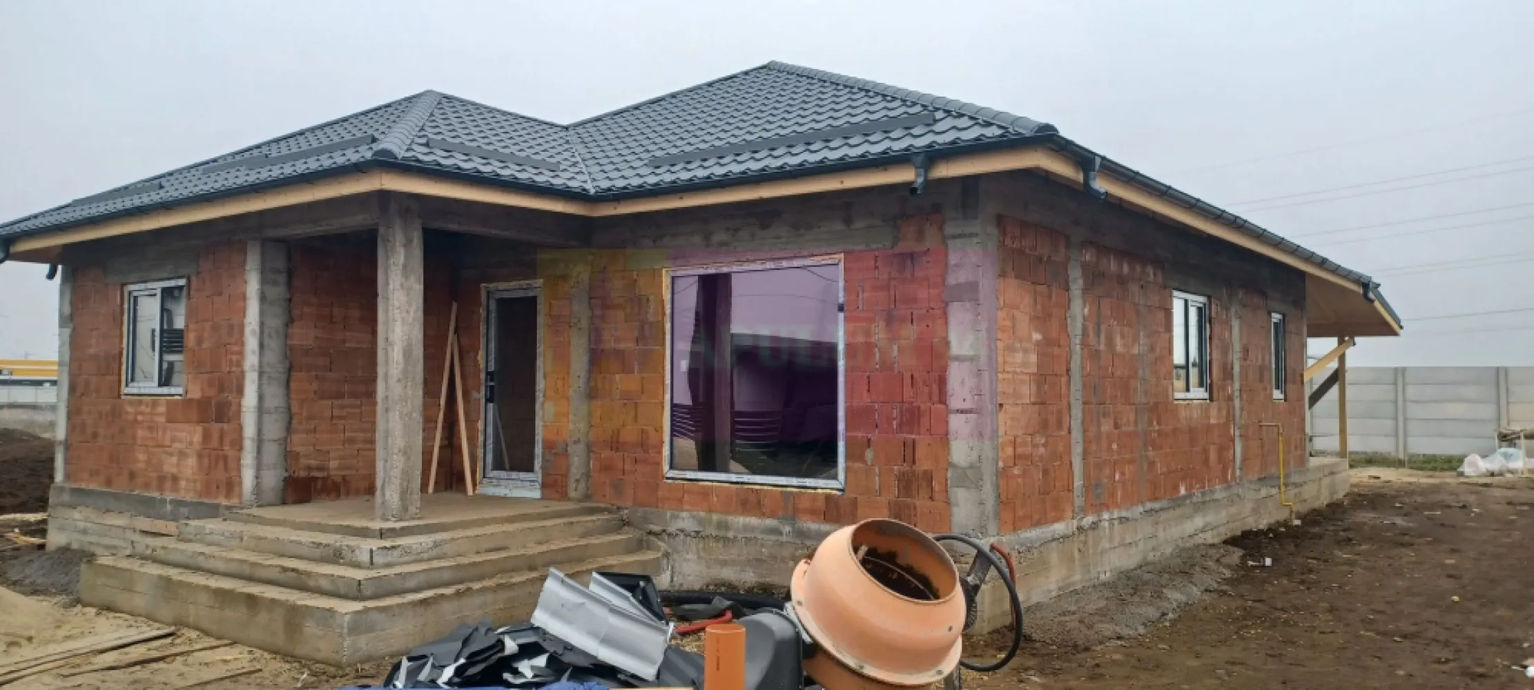 Săbăreni, casă nouă 4 camere parter, curte 480 mp - Casa se află în Săbăreni, într-o zonă rezidențială nouă, ferită de traficul rutier, în vecinătatea celor 2 păduri. Este un imobil tip parter, cu structura de rezistență din beton armat și zidărie din căramidă, fără pereți din rigips. Este acoperită cu țiglă metalică mată iar tâmplăria este Salamander cu geamuri tripan. Casa se izolează termic la exterior cu polistiren de 150 mm peste care se aplică tencuială decorativă siliconată. Imobilul are placă din beton armat peste parter, podul este înalt și izolat termic cu celuloză. Locuința beneficiază de încălzire în pardoseală și centrală termică pe gaze, în condensație. Finisajele interioare (parchet, gresie, faință, usi, obiecte sanitare) pot fi alese de cumpărător, într-un anumit buget. Casa are 3 dormitoare, living, bucătărie (închisă), 2 băi, dresing, hol, cameră tehnică, pivniță si terasă acoperită. Curte 480 mp, împrejmuită. Termen de finalizare, la cheie, 3 luni. Pret 145.000 EUR. Nu se plătește TVA sau comision