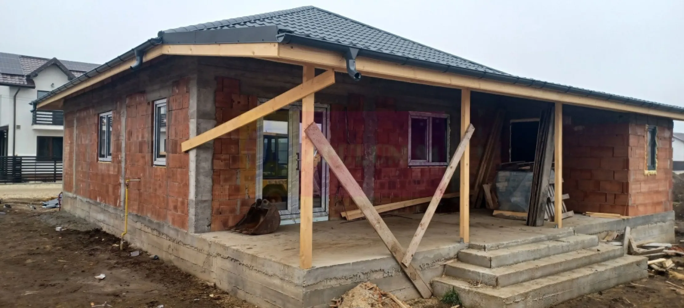 Săbăreni, casă nouă 4 camere parter, curte 480 mp - Casa se află în Săbăreni, într-o zonă rezidențială nouă, ferită de traficul rutier, în vecinătatea celor 2 păduri. Este un imobil tip parter, cu structura de rezistență din beton armat și zidărie din căramidă, fără pereți din rigips. Este acoperită cu țiglă metalică mată iar tâmplăria este Salamander cu geamuri tripan. Casa se izolează termic la exterior cu polistiren de 150 mm peste care se aplică tencuială decorativă siliconată. Imobilul are placă din beton armat peste parter, podul este înalt și izolat termic cu celuloză. Locuința beneficiază de încălzire în pardoseală și centrală termică pe gaze, în condensație. Finisajele interioare (parchet, gresie, faință, usi, obiecte sanitare) pot fi alese de cumpărător, într-un anumit buget. Casa are 3 dormitoare, living, bucătărie (închisă), 2 băi, dresing, hol, cameră tehnică, pivniță si terasă acoperită. Curte 480 mp, împrejmuită. Termen de finalizare, la cheie, 3 luni. Pret 145.000 EUR. Nu se plătește TVA sau comision