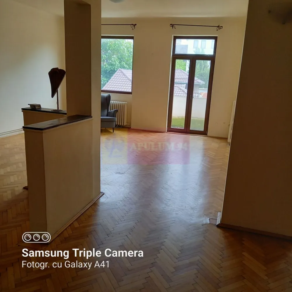 Apartament 5 camere Mitropolie - Compania Imobiliara Apulum94 va prezinta spre achizitionare un apartament foarte spatios si luminos aflat in zona Mitropoliei. Apartamentul se afla la etajul 2 intr-o cladire cu doua etaje si mansarda. Camerele sunt generoase si eficient impartite. In imediata apropiere se afla Bulevardul Unirii, Bulevardul Libertatii, Mitropolia, Parcul Izvor, transport public Cladirea este incadrata in clasa 1 de risc seismic..