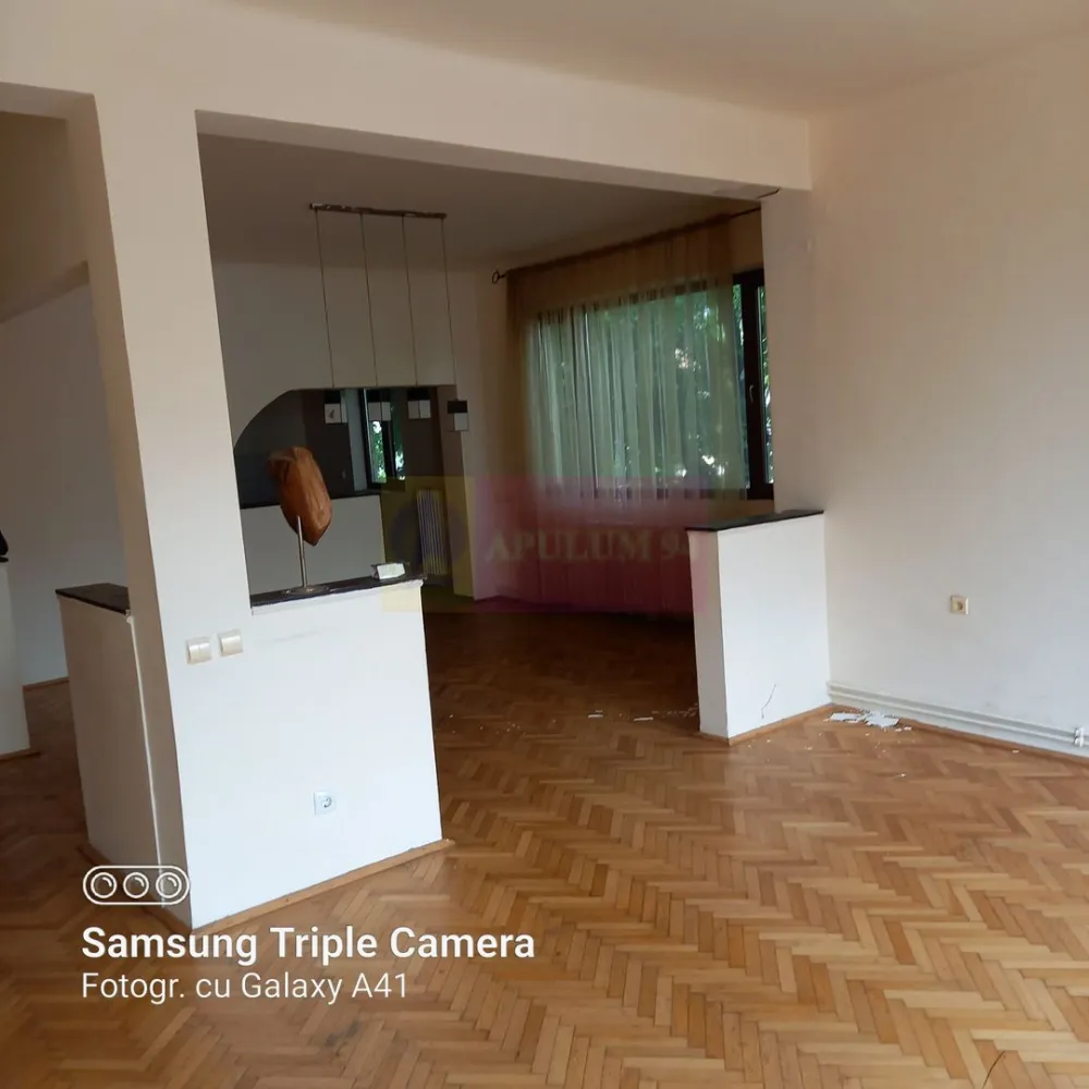Apartament 5 camere Mitropolie - Compania Imobiliara Apulum94 va prezinta spre achizitionare un apartament foarte spatios si luminos aflat in zona Mitropoliei. Apartamentul se afla la etajul 2 intr-o cladire cu doua etaje si mansarda. Camerele sunt generoase si eficient impartite. In imediata apropiere se afla Bulevardul Unirii, Bulevardul Libertatii, Mitropolia, Parcul Izvor, transport public Cladirea este incadrata in clasa 1 de risc seismic..