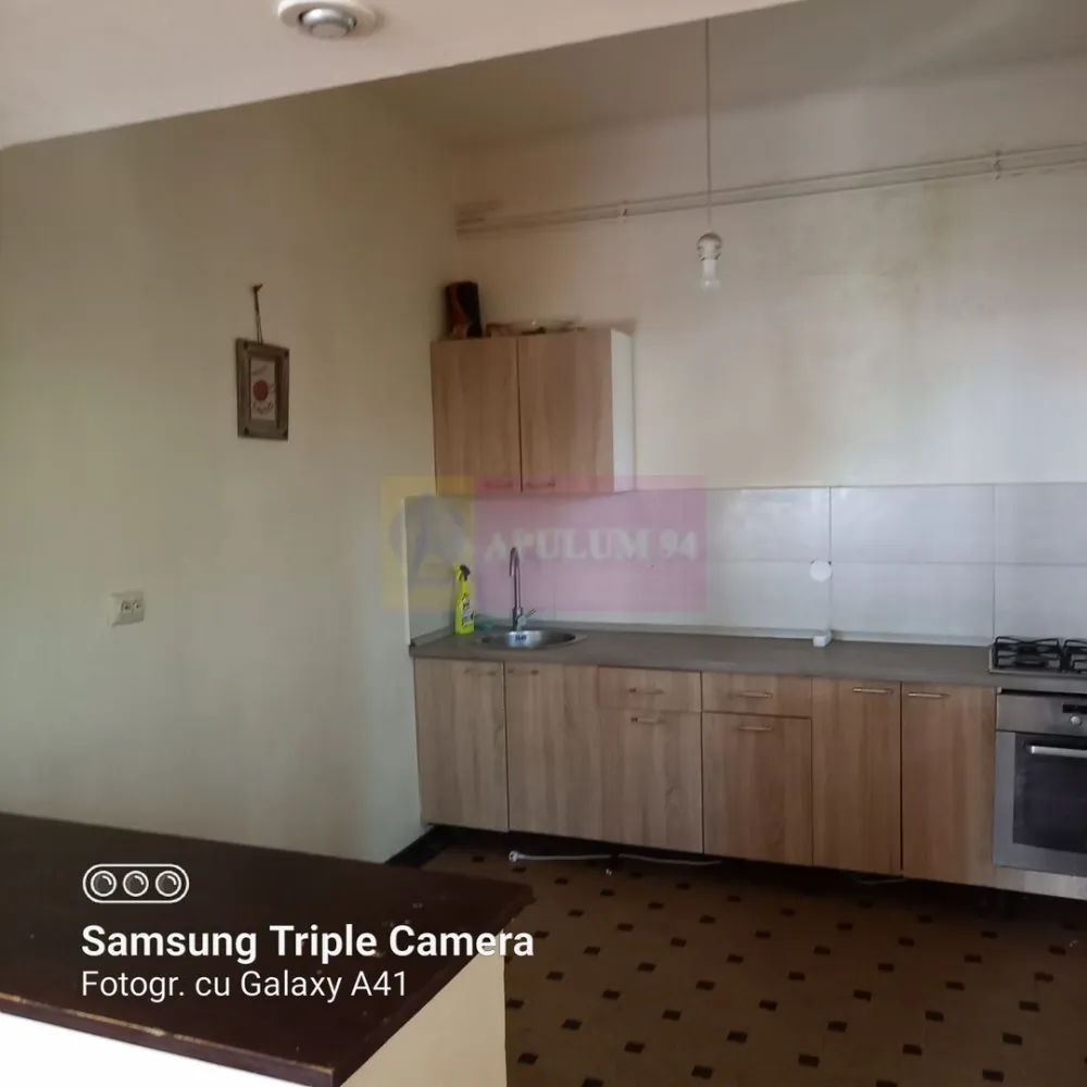 Apartament 5 camere Mitropolie - Compania Imobiliara Apulum94 va prezinta spre achizitionare un apartament foarte spatios si luminos aflat in zona Mitropoliei. Apartamentul se afla la etajul 2 intr-o cladire cu doua etaje si mansarda. Camerele sunt generoase si eficient impartite. In imediata apropiere se afla Bulevardul Unirii, Bulevardul Libertatii, Mitropolia, Parcul Izvor, transport public Cladirea este incadrata in clasa 1 de risc seismic..