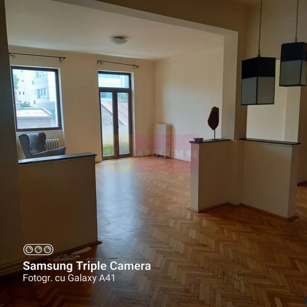 Apartament 5 camere Mitropolie - Compania Imobiliara Apulum94 va prezinta spre achizitionare un apartament foarte spatios si luminos aflat in zona Mitropoliei. Apartamentul se afla la etajul 2 intr-o cladire cu doua etaje si mansarda. Camerele sunt generoase si eficient impartite. In imediata apropiere se afla Bulevardul Unirii, Bulevardul Libertatii, Mitropolia, Parcul Izvor, transport public Cladirea este incadrata in clasa 1 de risc seismic..