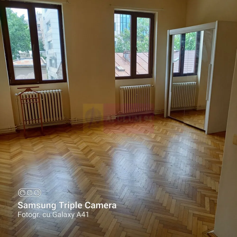 Apartament 5 camere Mitropolie - Compania Imobiliara Apulum94 va prezinta spre achizitionare un apartament foarte spatios si luminos aflat in zona Mitropoliei. Apartamentul se afla la etajul 2 intr-o cladire cu doua etaje si mansarda. Camerele sunt generoase si eficient impartite. In imediata apropiere se afla Bulevardul Unirii, Bulevardul Libertatii, Mitropolia, Parcul Izvor, transport public Cladirea este incadrata in clasa 1 de risc seismic..