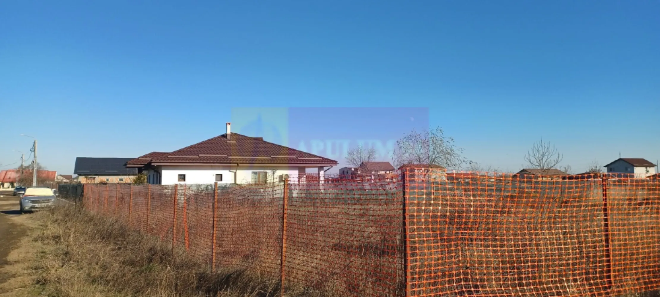 Săbăreni, teren intravilan construibil, cu utilităti in apropiere - Terenul se află În localitatea Săbăreni, la 11 km de Centura de Vest a Bucureștiului, cu acces facil prin Chitila si DN7 sau prin Militari si Dragomiresti. Zona este ferită de traficul rutier și are destinatie rezidențială: locuințe tip parter sau p+1. Curtea are 800 mp iar cota de drum 200 mp. La aproximativ 80 m, avem reteaua de energie electrică si la 40 m conducta de gaze naturale.