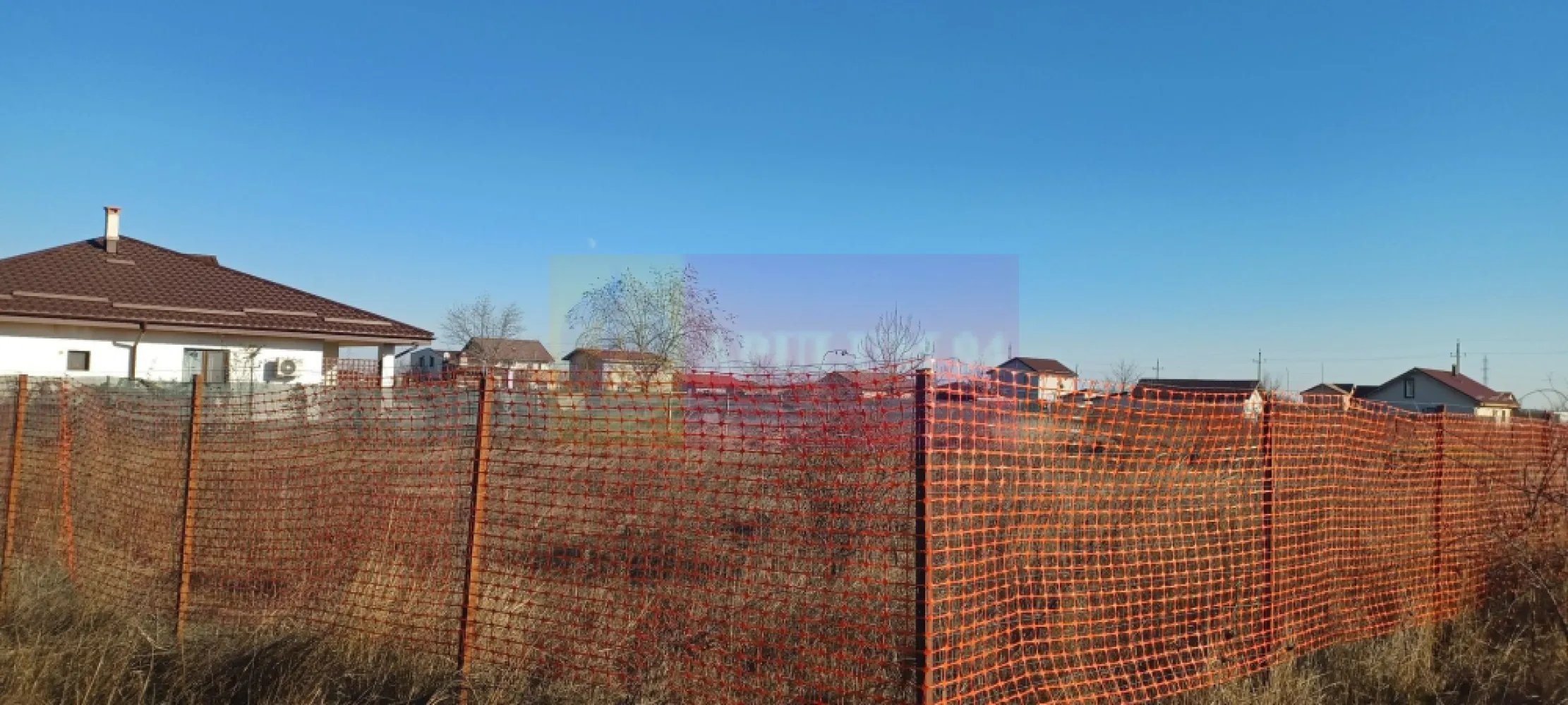 Săbăreni, teren intravilan construibil, cu utilităti in apropiere - Terenul se află În localitatea Săbăreni, la 11 km de Centura de Vest a Bucureștiului, cu acces facil prin Chitila si DN7 sau prin Militari si Dragomiresti. Zona este ferită de traficul rutier și are destinatie rezidențială: locuințe tip parter sau p+1. Curtea are 800 mp iar cota de drum 200 mp. La aproximativ 80 m, avem reteaua de energie electrică si la 40 m conducta de gaze naturale.