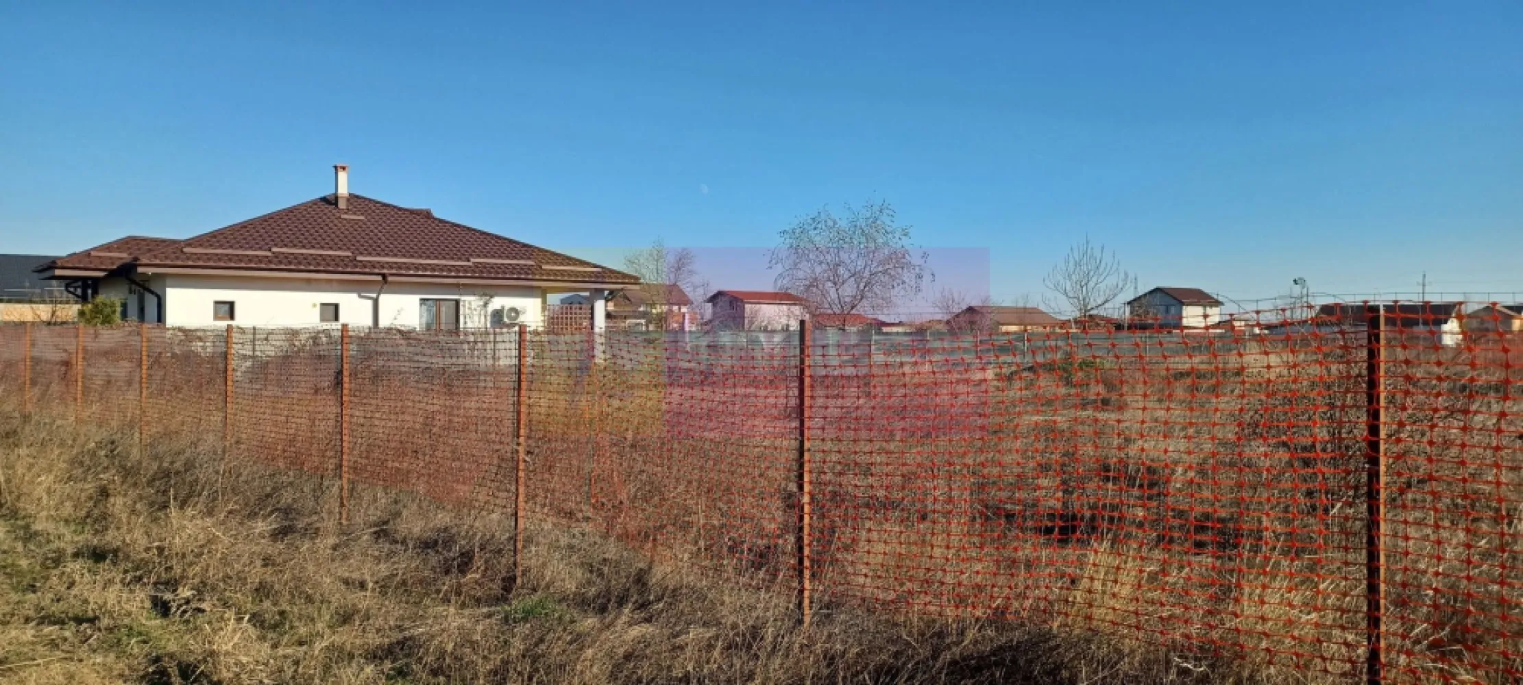 Săbăreni, teren intravilan construibil, cu utilităti in apropiere - Terenul se află În localitatea Săbăreni, la 11 km de Centura de Vest a Bucureștiului, cu acces facil prin Chitila si DN7 sau prin Militari si Dragomiresti. Zona este ferită de traficul rutier și are destinatie rezidențială: locuințe tip parter sau p+1. Curtea are 800 mp iar cota de drum 200 mp. La aproximativ 80 m, avem reteaua de energie electrică si la 40 m conducta de gaze naturale.