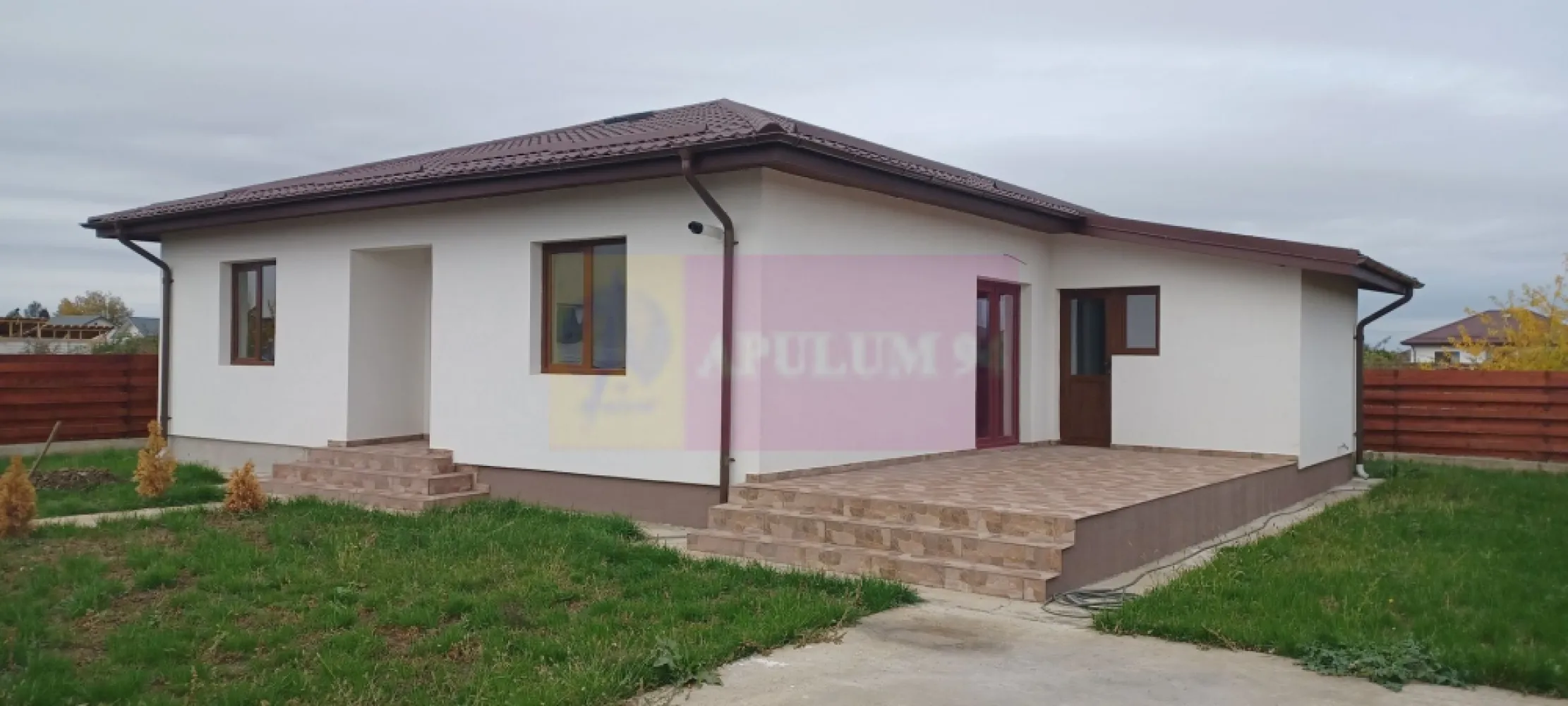 Săbăreni, casă nouă, 3 camere, 2 băi, bucătărie, terasă, pivniță - În Săbăreni, la 11 km de Centura de Vest a Bucureștiului, într-o zonă rezidențială nouă. Casa are structura de rezistență din beton armat, cu placă de beton si peste parter, cu zidărie din cărămidă, fără pereți din rigips, cu pod înalt si acoperiș în 4 ape. Casa este tencuită la interior si izolată termic la exterior, cu polistiren de 100 mm, cu EPS 80 si tencuială decorativă structurată. Are tâmplărie Salamander cu geamuri tripan si este acoperită cu țiglă metalică mată. Instalatie electrică, sanitară si termică, centrală termică pe gaze si încălzire în pardoseală. Este finisată complet: gresie, faianță, parchet, uși interioare si obiecte sanitare. Locuința este alcătuită din living, bucătărie, 2 dormitoare, 2 băi, hol, cameră tehnică, terasă si pivniță. Preț 123.000 EUR. Nu se plătește TVA sau comision