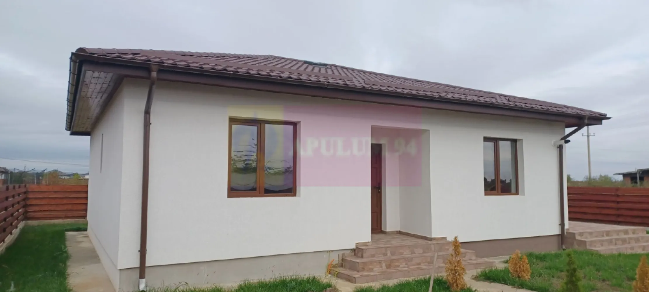 Săbăreni, casă nouă, 3 camere, 2 băi, bucătărie, terasă, pivniță - În Săbăreni, la 11 km de Centura de Vest a Bucureștiului, într-o zonă rezidențială nouă. Casa are structura de rezistență din beton armat, cu placă de beton si peste parter, cu zidărie din cărămidă, fără pereți din rigips, cu pod înalt si acoperiș în 4 ape. Casa este tencuită la interior si izolată termic la exterior, cu polistiren de 100 mm, cu EPS 80 si tencuială decorativă structurată. Are tâmplărie Salamander cu geamuri tripan si este acoperită cu țiglă metalică mată. Instalatie electrică, sanitară si termică, centrală termică pe gaze si încălzire în pardoseală. Este finisată complet: gresie, faianță, parchet, uși interioare si obiecte sanitare. Locuința este alcătuită din living, bucătărie, 2 dormitoare, 2 băi, hol, cameră tehnică, terasă si pivniță. Preț 123.000 EUR. Nu se plătește TVA sau comision