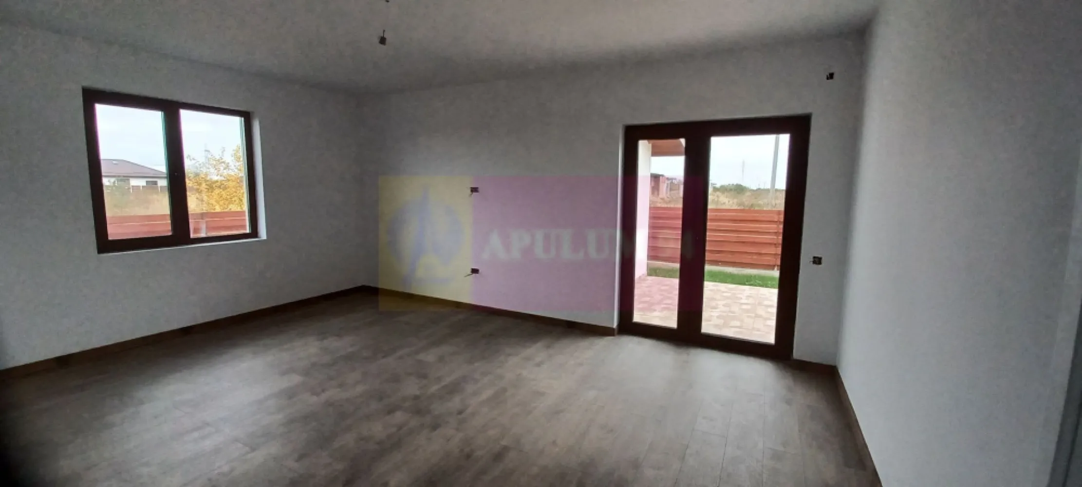 Săbăreni, casă nouă, 3 camere, 2 băi, bucătărie, terasă, pivniță - În Săbăreni, la 11 km de Centura de Vest a Bucureștiului, într-o zonă rezidențială nouă. Casa are structura de rezistență din beton armat, cu placă de beton si peste parter, cu zidărie din cărămidă, fără pereți din rigips, cu pod înalt si acoperiș în 4 ape. Casa este tencuită la interior si izolată termic la exterior, cu polistiren de 100 mm, cu EPS 80 si tencuială decorativă structurată. Are tâmplărie Salamander cu geamuri tripan si este acoperită cu țiglă metalică mată. Instalatie electrică, sanitară si termică, centrală termică pe gaze si încălzire în pardoseală. Este finisată complet: gresie, faianță, parchet, uși interioare si obiecte sanitare. Locuința este alcătuită din living, bucătărie, 2 dormitoare, 2 băi, hol, cameră tehnică, terasă si pivniță. Preț 123.000 EUR. Nu se plătește TVA sau comision