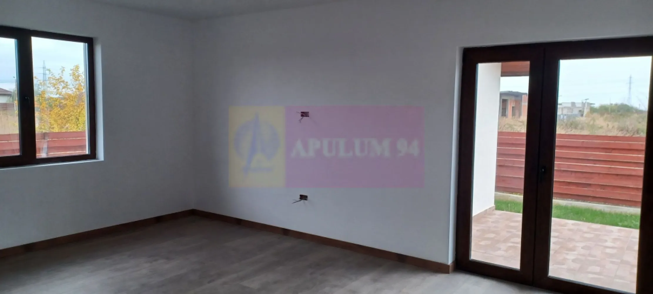 Săbăreni, casă nouă, 3 camere, 2 băi, bucătărie, terasă, pivniță - În Săbăreni, la 11 km de Centura de Vest a Bucureștiului, într-o zonă rezidențială nouă. Casa are structura de rezistență din beton armat, cu placă de beton si peste parter, cu zidărie din cărămidă, fără pereți din rigips, cu pod înalt si acoperiș în 4 ape. Casa este tencuită la interior si izolată termic la exterior, cu polistiren de 100 mm, cu EPS 80 si tencuială decorativă structurată. Are tâmplărie Salamander cu geamuri tripan si este acoperită cu țiglă metalică mată. Instalatie electrică, sanitară si termică, centrală termică pe gaze si încălzire în pardoseală. Este finisată complet: gresie, faianță, parchet, uși interioare si obiecte sanitare. Locuința este alcătuită din living, bucătărie, 2 dormitoare, 2 băi, hol, cameră tehnică, terasă si pivniță. Preț 123.000 EUR. Nu se plătește TVA sau comision
