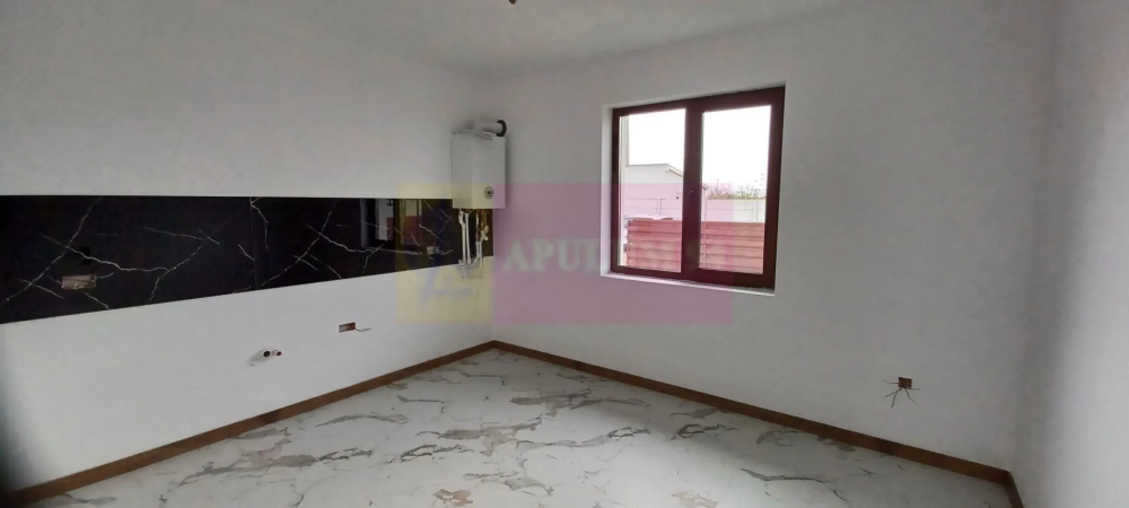 Săbăreni, casă nouă, 3 camere, 2 băi, bucătărie, terasă, pivniță - În Săbăreni, la 11 km de Centura de Vest a Bucureștiului, într-o zonă rezidențială nouă. Casa are structura de rezistență din beton armat, cu placă de beton si peste parter, cu zidărie din cărămidă, fără pereți din rigips, cu pod înalt si acoperiș în 4 ape. Casa este tencuită la interior si izolată termic la exterior, cu polistiren de 100 mm, cu EPS 80 si tencuială decorativă structurată. Are tâmplărie Salamander cu geamuri tripan si este acoperită cu țiglă metalică mată. Instalatie electrică, sanitară si termică, centrală termică pe gaze si încălzire în pardoseală. Este finisată complet: gresie, faianță, parchet, uși interioare si obiecte sanitare. Locuința este alcătuită din living, bucătărie, 2 dormitoare, 2 băi, hol, cameră tehnică, terasă si pivniță. Preț 123.000 EUR. Nu se plătește TVA sau comision
