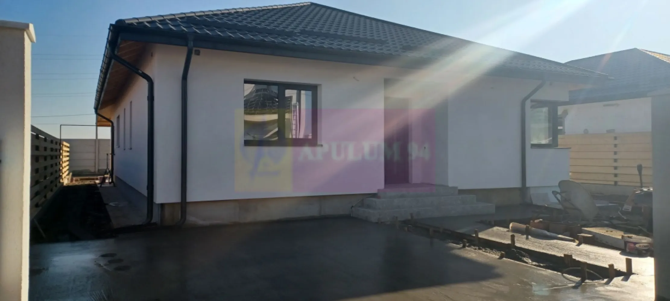 Săbăreni, casă parter 4 camere, CT, terasă, pivniță, teren 478 mp - Locuința se construiește în Săbăreni, la aproximativ 11 km de Centura de Vest, în apropierea autostrăzii A0, într-o zonă rezidențială învecinată la nord cu Pădurea Cereanca si la Est cu Pădurea Râioasa. Casa are fundații continuee, structura de rezistență din beton armat, placă radier si placă peste parter, zidărie din cărămidă, acoperiș în 4 ape, cu pod înalt (2,10 m, la coamă). Casa se tencuiește atât la interior cât si la exterior se izolează termic cu polistiren de 15 cm, cu EPS 80 si cu celuloză în pod. Tâmplărie exterioară Salamander cu geamuri tripan. Tencuială decorativă siliconată Kober. Pereții interiori se gletuiesc, finisează si zugrăvesc alb. Locuința va beneficia de încălzire în pardoseală si centrală termică pe gaze în condensație. Casa se vinde finisată complet, iar unele materiale pot fi alese de cumpătător: parchet, gresie, faință, obiecte sanitare, uși interioare, într-un buget convenit cu vânzătorul. Imobilul are terasă acoperită de 19 mp, cameră tehnică de 7 mp si pivniță de 11 mp hidroizolată. Curtea se predă împrejmuită, cu trotuare în jurul casei, cu alee auto si pietonală, din beton armat. Termen de finalizare: august 2026. Se poate cumpăra cu credit bancar. Pret, la cheie: 152.000 EUR. Nu se plătește TVA sau comision.