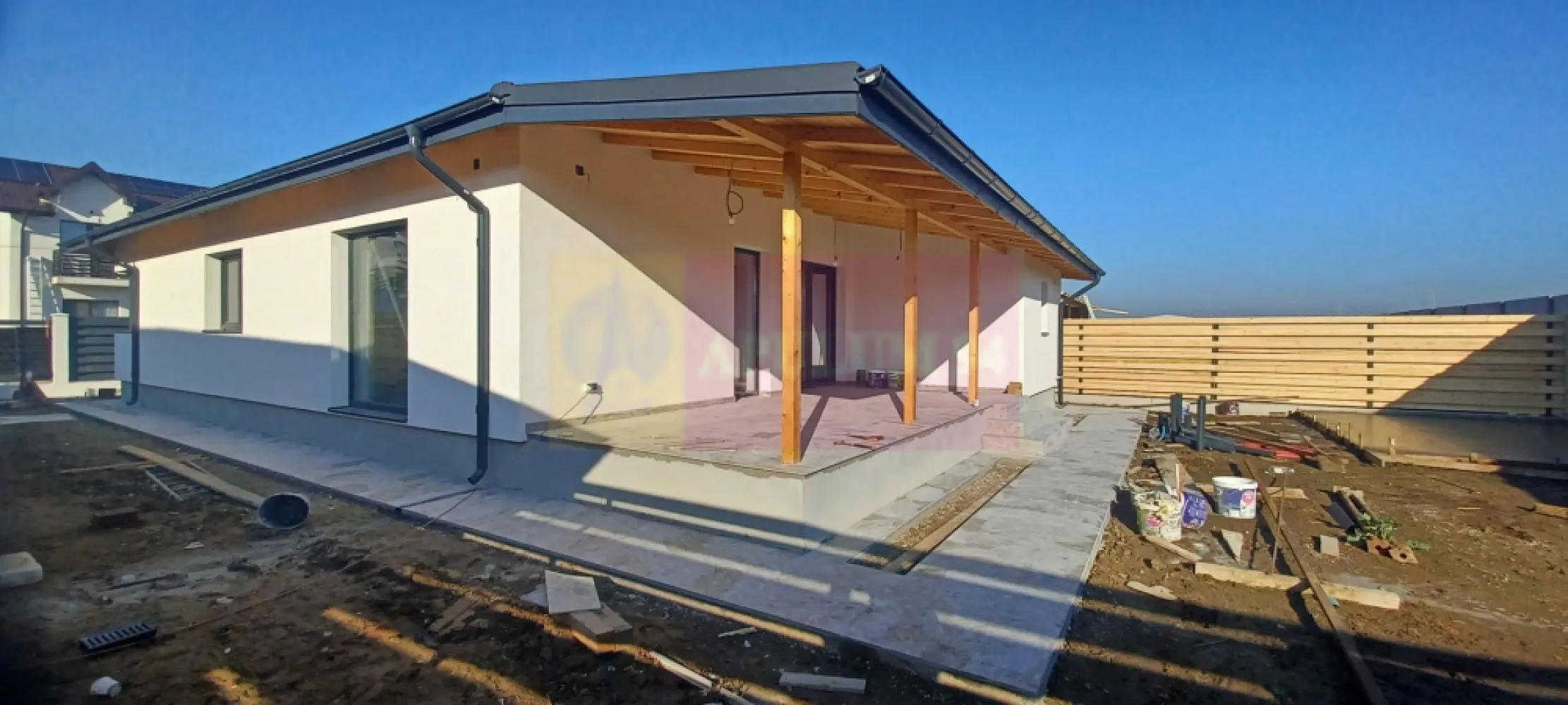Săbăreni, casă parter 4 camere, CT, terasă, pivniță, teren 478 mp - Locuința se construiește în Săbăreni, la aproximativ 11 km de Centura de Vest, în apropierea autostrăzii A0, într-o zonă rezidențială învecinată la nord cu Pădurea Cereanca si la Est cu Pădurea Râioasa. Casa are fundații continuee, structura de rezistență din beton armat, placă radier si placă peste parter, zidărie din cărămidă, acoperiș în 4 ape, cu pod înalt (2,10 m, la coamă). Casa se tencuiește atât la interior cât si la exterior se izolează termic cu polistiren de 15 cm, cu EPS 80 si cu celuloză în pod. Tâmplărie exterioară Salamander cu geamuri tripan. Tencuială decorativă siliconată Kober. Pereții interiori se gletuiesc, finisează si zugrăvesc alb. Locuința va beneficia de încălzire în pardoseală si centrală termică pe gaze în condensație. Casa se vinde finisată complet, iar unele materiale pot fi alese de cumpătător: parchet, gresie, faință, obiecte sanitare, uși interioare, într-un buget convenit cu vânzătorul. Imobilul are terasă acoperită de 19 mp, cameră tehnică de 7 mp si pivniță de 11 mp hidroizolată. Curtea se predă împrejmuită, cu trotuare în jurul casei, cu alee auto si pietonală, din beton armat. Termen de finalizare: august 2026. Se poate cumpăra cu credit bancar. Pret, la cheie: 152.000 EUR. Nu se plătește TVA sau comision.