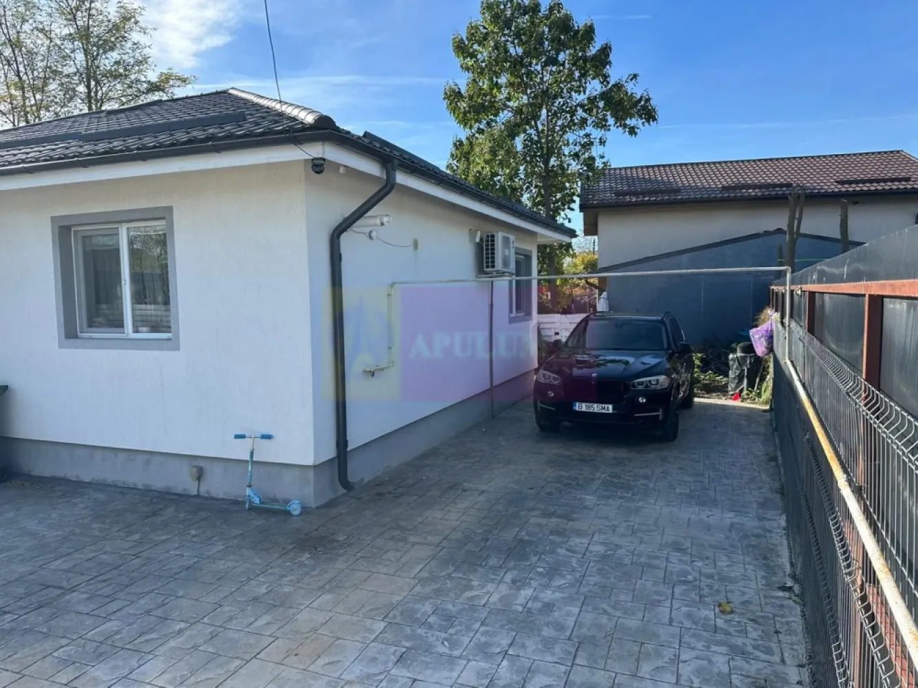 Casă 3 camere + dependințe, curte 380, Săbăreni - Casa este situată în localitatea Săbăreni, la aproximativ 10 km de centura Bucurestiului, la 4 km de A0 si A1, într-o zonă rezidențială nouă. A fost construită în 2020, cu structura de rezistență din beton armat si zidărie de caramidă, tencuită si izolată termic. Tâmplarie Salamander cu geamuri termopan, cu centrală termică pe gaze si calorifere. Este finisată complet: gresie, parchet, faianță, obiecte sanitare, usi interioare. Terasa este acoperită. In plus casa beneficiază si de o pivniță de aproximativ 9 mp de 2,20 m adâncime. Bucataria este mobilată si utilată Casa se poate vinde semimobilată: livingul, bucătăria si un dormitor. Un dormitoar va fi nemobilat. Curtea este amenajată, trotuare, alee auto si pietonală din beton amprentat, gazon, pomi. Poarta auto are deschidere automatizată. Pret 120.000 EUR. Nu se plăteste TVA sau comision.