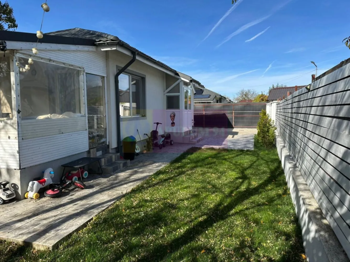 Casă 3 camere + dependințe, curte 380, Săbăreni - Casa este situată în localitatea Săbăreni, la aproximativ 10 km de centura Bucurestiului, la 4 km de A0 si A1, într-o zonă rezidențială nouă. A fost construită în 2020, cu structura de rezistență din beton armat si zidărie de caramidă, tencuită si izolată termic. Tâmplarie Salamander cu geamuri termopan, cu centrală termică pe gaze si calorifere. Este finisată complet: gresie, parchet, faianță, obiecte sanitare, usi interioare. Terasa este acoperită. In plus casa beneficiază si de o pivniță de aproximativ 9 mp de 2,20 m adâncime. Bucataria este mobilată si utilată Casa se poate vinde semimobilată: livingul, bucătăria si un dormitor. Un dormitoar va fi nemobilat. Curtea este amenajată, trotuare, alee auto si pietonală din beton amprentat, gazon, pomi. Poarta auto are deschidere automatizată. Pret 120.000 EUR. Nu se plăteste TVA sau comision.