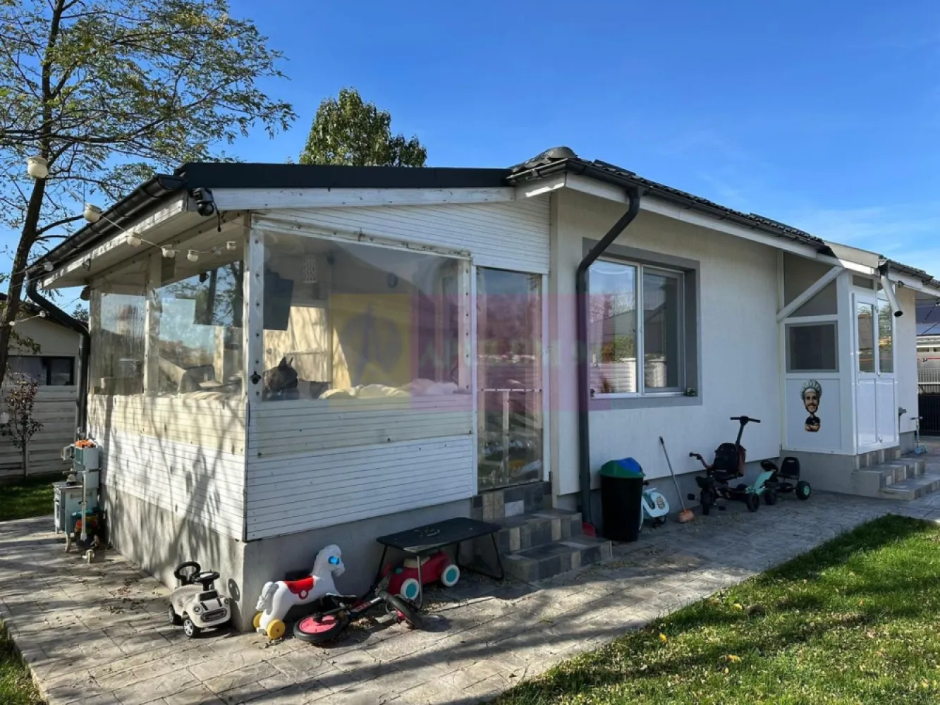 Casă 3 camere + dependințe, curte 380, Săbăreni - Casa este situată în localitatea Săbăreni, la aproximativ 10 km de centura Bucurestiului, la 4 km de A0 si A1, într-o zonă rezidențială nouă. A fost construită în 2020, cu structura de rezistență din beton armat si zidărie de caramidă, tencuită si izolată termic. Tâmplarie Salamander cu geamuri termopan, cu centrală termică pe gaze si calorifere. Este finisată complet: gresie, parchet, faianță, obiecte sanitare, usi interioare. Terasa este acoperită. In plus casa beneficiază si de o pivniță de aproximativ 9 mp de 2,20 m adâncime. Bucataria este mobilată si utilată Casa se poate vinde semimobilată: livingul, bucătăria si un dormitor. Un dormitoar va fi nemobilat. Curtea este amenajată, trotuare, alee auto si pietonală din beton amprentat, gazon, pomi. Poarta auto are deschidere automatizată. Pret 120.000 EUR. Nu se plăteste TVA sau comision.