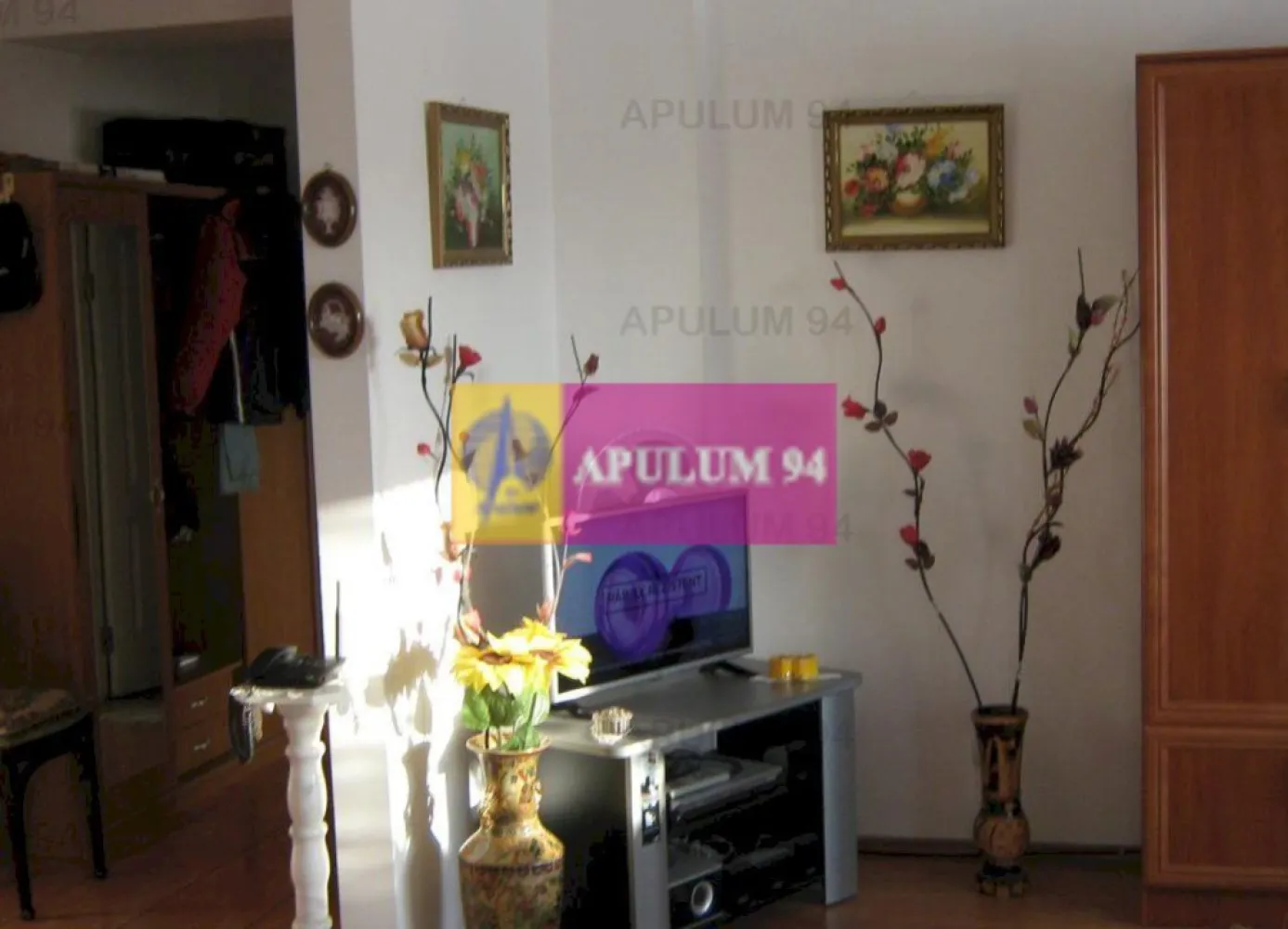 Apartament 2 camere zona Pipera OMV - Vanzare apartament 2 camere intr-un compex rezidential aproape de rondul OMV Pipera. Complexul se afla intre lac si padure la strada cu access la transport in comun. Apartamentul este la etajul 3 din 5, confort 1, are o suprafata utila de 63mp, Apartamentul are o terasa mare orientata VEST, centrala proprie si se vinde complet mobilat si utilat, impreuna cu un loc de parcare
BLocul are LIFT si paza asigurata. Complexul detine spatii verzi, loc de joaca pentru copii.