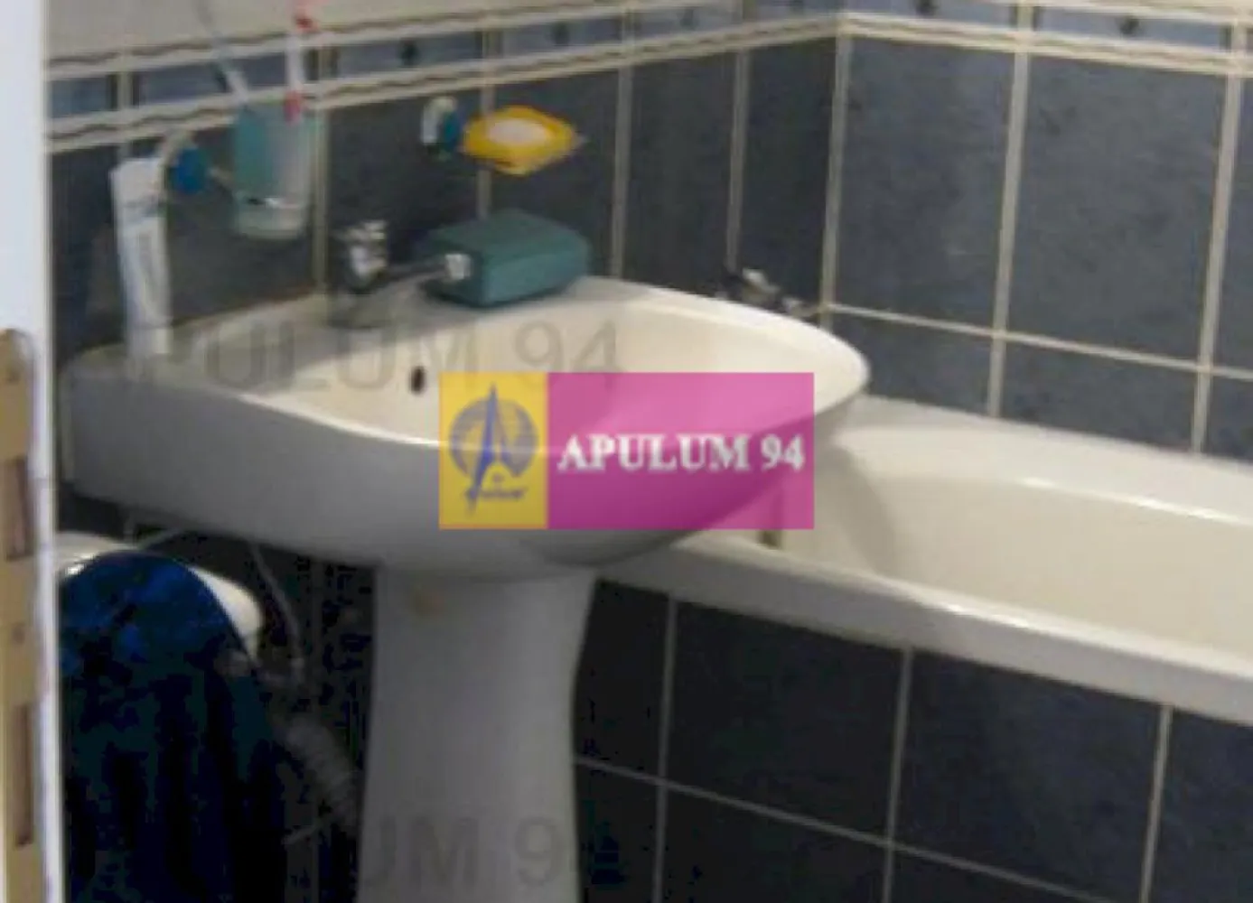 Apartament 2 camere zona Pipera OMV - Vanzare apartament 2 camere intr-un compex rezidential aproape de rondul OMV Pipera. Complexul se afla intre lac si padure la strada cu access la transport in comun. Apartamentul este la etajul 3 din 5, confort 1, are o suprafata utila de 63mp, Apartamentul are o terasa mare orientata VEST, centrala proprie si se vinde complet mobilat si utilat, impreuna cu un loc de parcare
BLocul are LIFT si paza asigurata. Complexul detine spatii verzi, loc de joaca pentru copii.