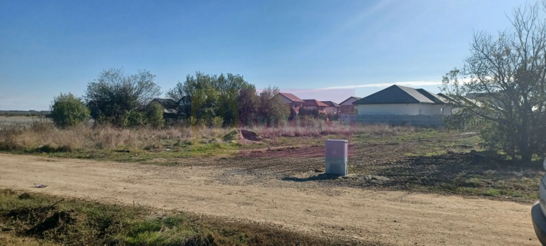 Săbăreni, teren rezidential 6290 mp, cu 52m FS, utilitati in apropiere - Terenul se află în localitatea Săbăreni, la aproximativ 11 km de Soseaua de Centură si 3 km de A0, în vecinătatea celor 2 păduri, într-o zonă rezidentială în dezvoltare, ferită de traficul rutier. Drumul este asfaltat, până la 30 m de teren, iar reteaua de curent electric si cea de gaze naturale, se află în vecinătatea terenului. Destinatia este rezidențială cu regim de înălțime parter sau p+1E. Terenul se vinde nedezmembrat. Pret 205.000 EUR (32,5/mp). Nu se plătește TVA sau comision.
