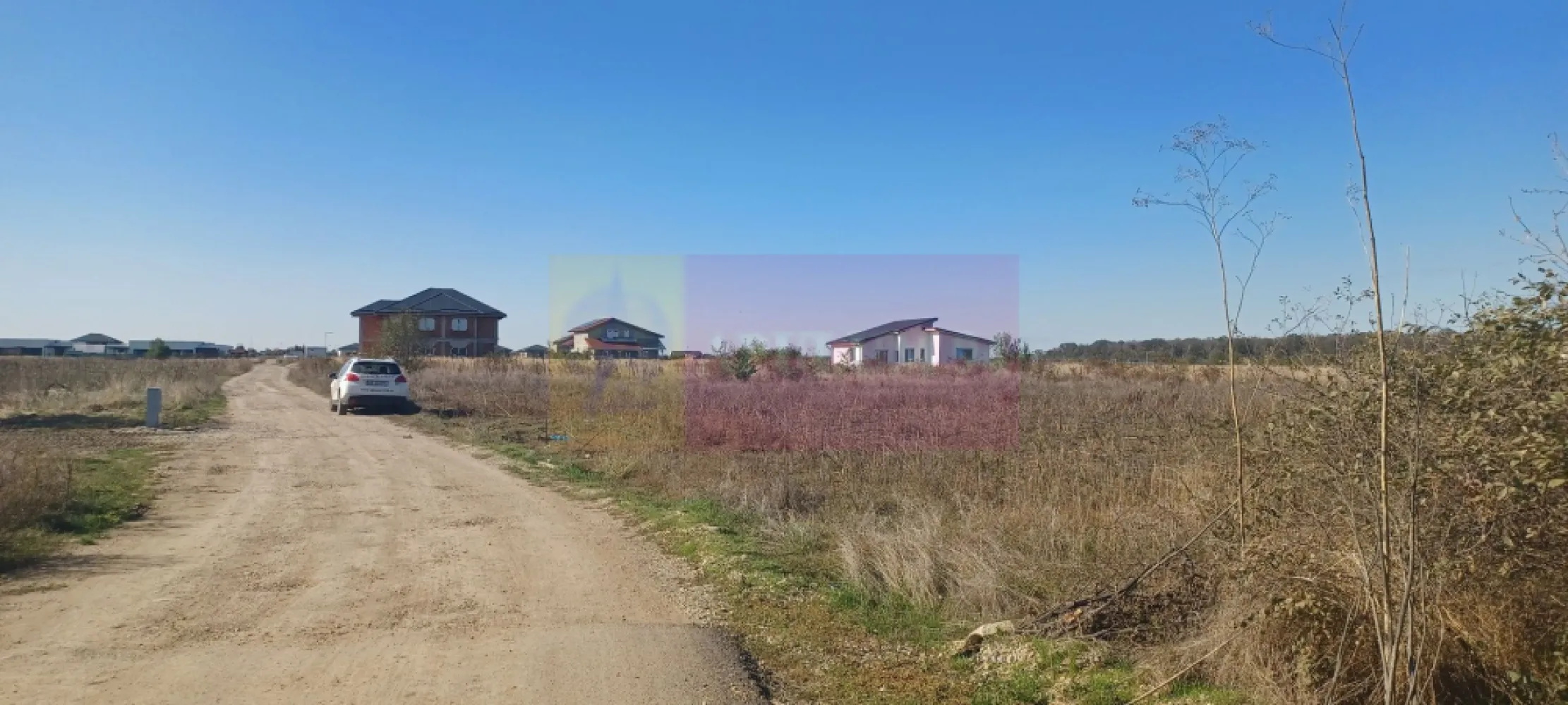 Săbăreni, teren rezidential 6290 mp, cu 52m FS, utilitati in apropiere - Terenul se află în localitatea Săbăreni, la aproximativ 11 km de Soseaua de Centură si 3 km de A0, în vecinătatea celor 2 păduri, într-o zonă rezidentială în dezvoltare, ferită de traficul rutier. Drumul este asfaltat, până la 30 m de teren, iar reteaua de curent electric si cea de gaze naturale, se află în vecinătatea terenului. Destinatia este rezidențială cu regim de înălțime parter sau p+1E. Terenul se vinde nedezmembrat. Pret 205.000 EUR (32,5/mp). Nu se plătește TVA sau comision.