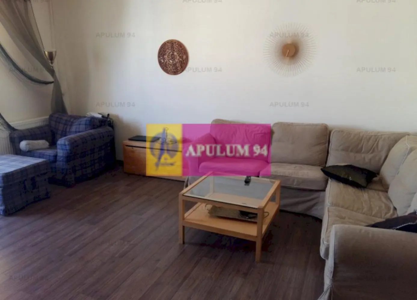 Apartament 4 camere Vitan- Mall - Vanzare apartament 4 camere in zona Vitan-Mall. Apartamentul este decomandat-hol "H", este amenajat decent cu gresie, faianta, parchet, termopan usa metalica, aer conditionat. Scara este curata, vecinii sunt civilizati. In proximitate se afla Mall-ul Vitan, Piata Vitan, Piata Foisorului, Casa de Pensii, transport in comun.