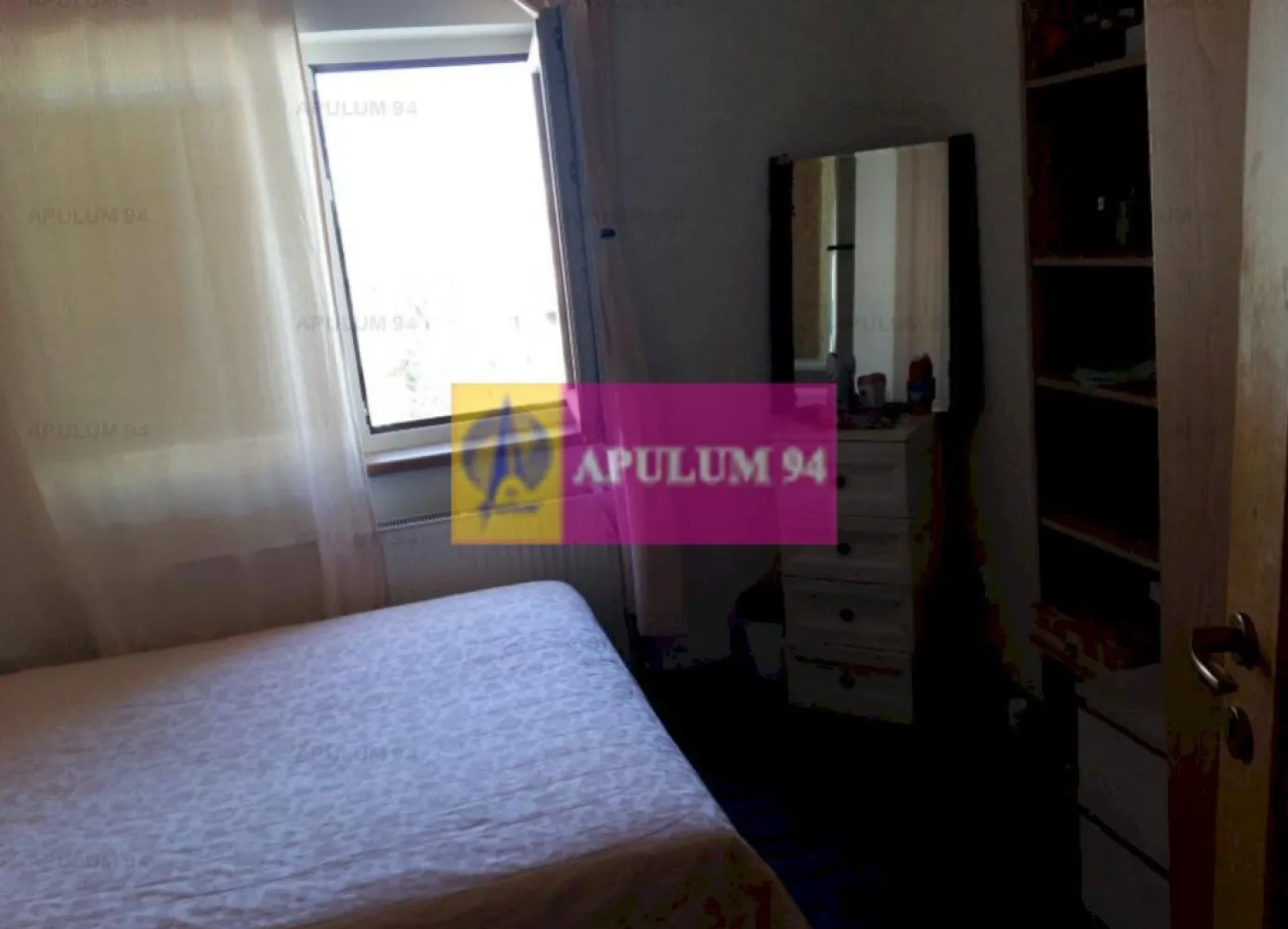Apartament 4 camere Vitan- Mall - Vanzare apartament 4 camere in zona Vitan-Mall. Apartamentul este decomandat-hol "H", este amenajat decent cu gresie, faianta, parchet, termopan usa metalica, aer conditionat. Scara este curata, vecinii sunt civilizati. In proximitate se afla Mall-ul Vitan, Piata Vitan, Piata Foisorului, Casa de Pensii, transport in comun.