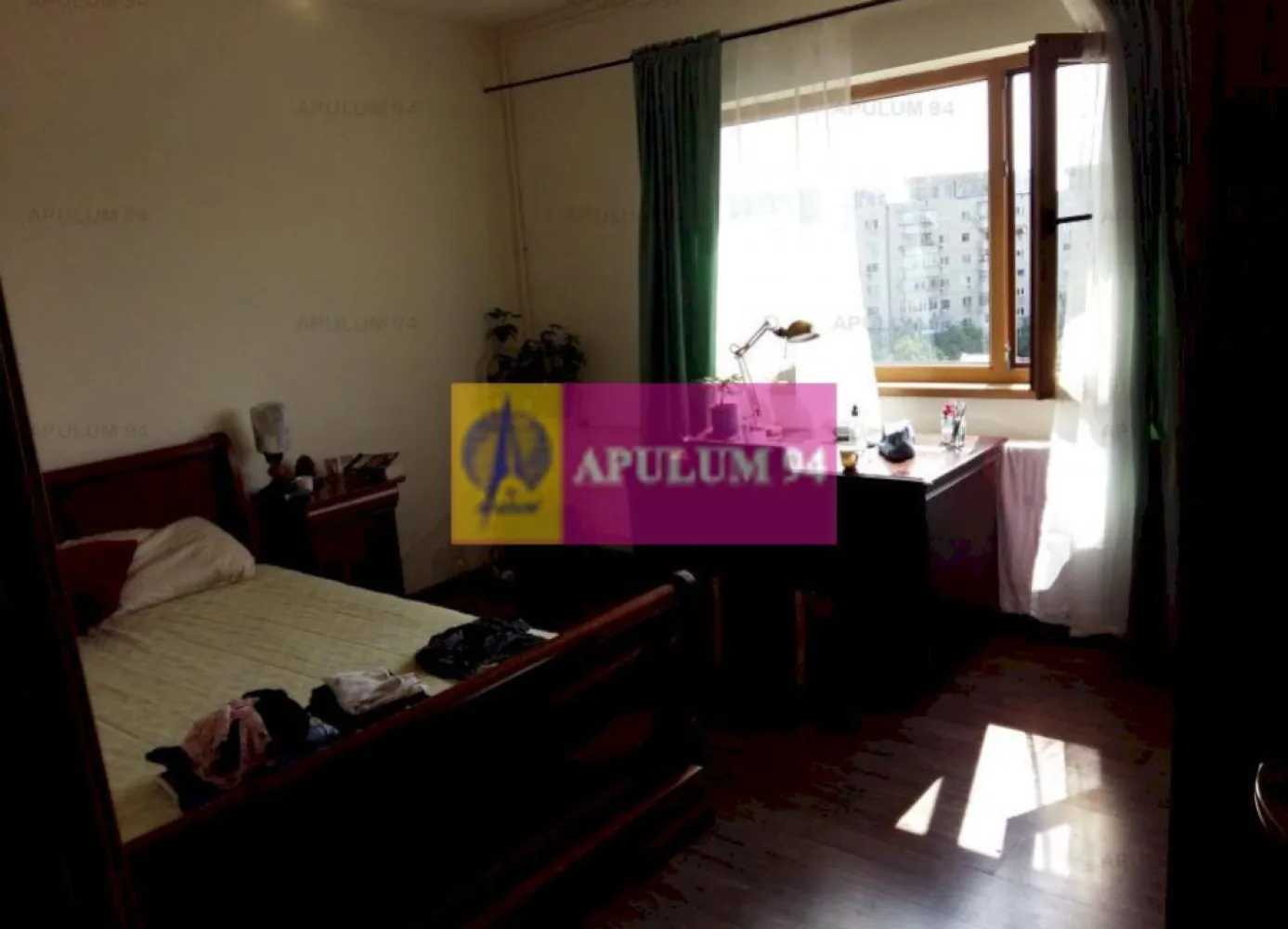 Apartament 4 camere Vitan- Mall - Vanzare apartament 4 camere in zona Vitan-Mall. Apartamentul este decomandat-hol "H", este amenajat decent cu gresie, faianta, parchet, termopan usa metalica, aer conditionat. Scara este curata, vecinii sunt civilizati. In proximitate se afla Mall-ul Vitan, Piata Vitan, Piata Foisorului, Casa de Pensii, transport in comun.